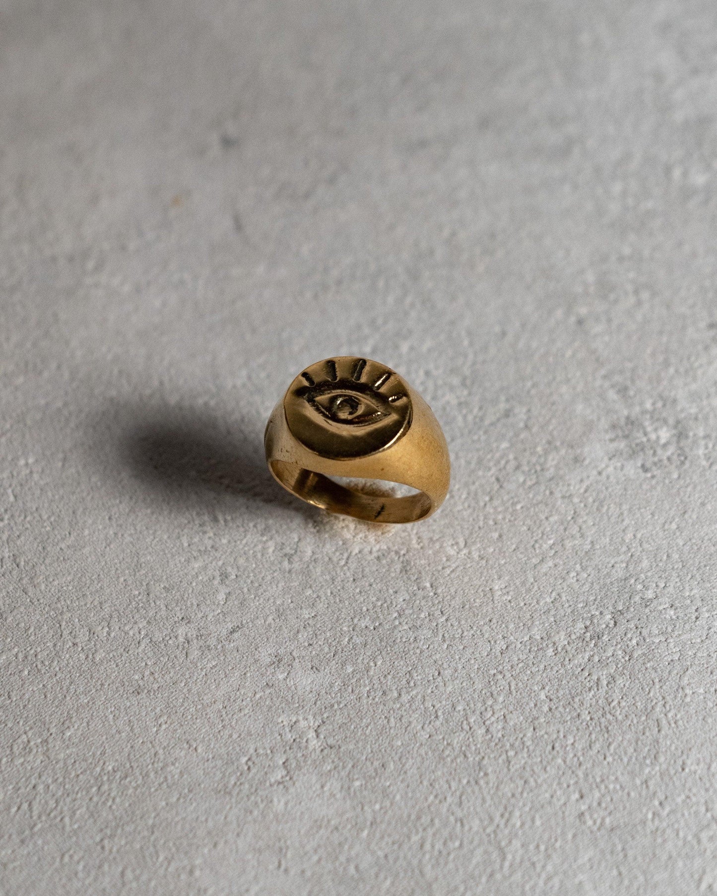 Goldener Siegelring mit Auge – Unisex Ring aus Messing | Ø 1,5 cm Siegel | Robuster Statement-Ring - RA9
