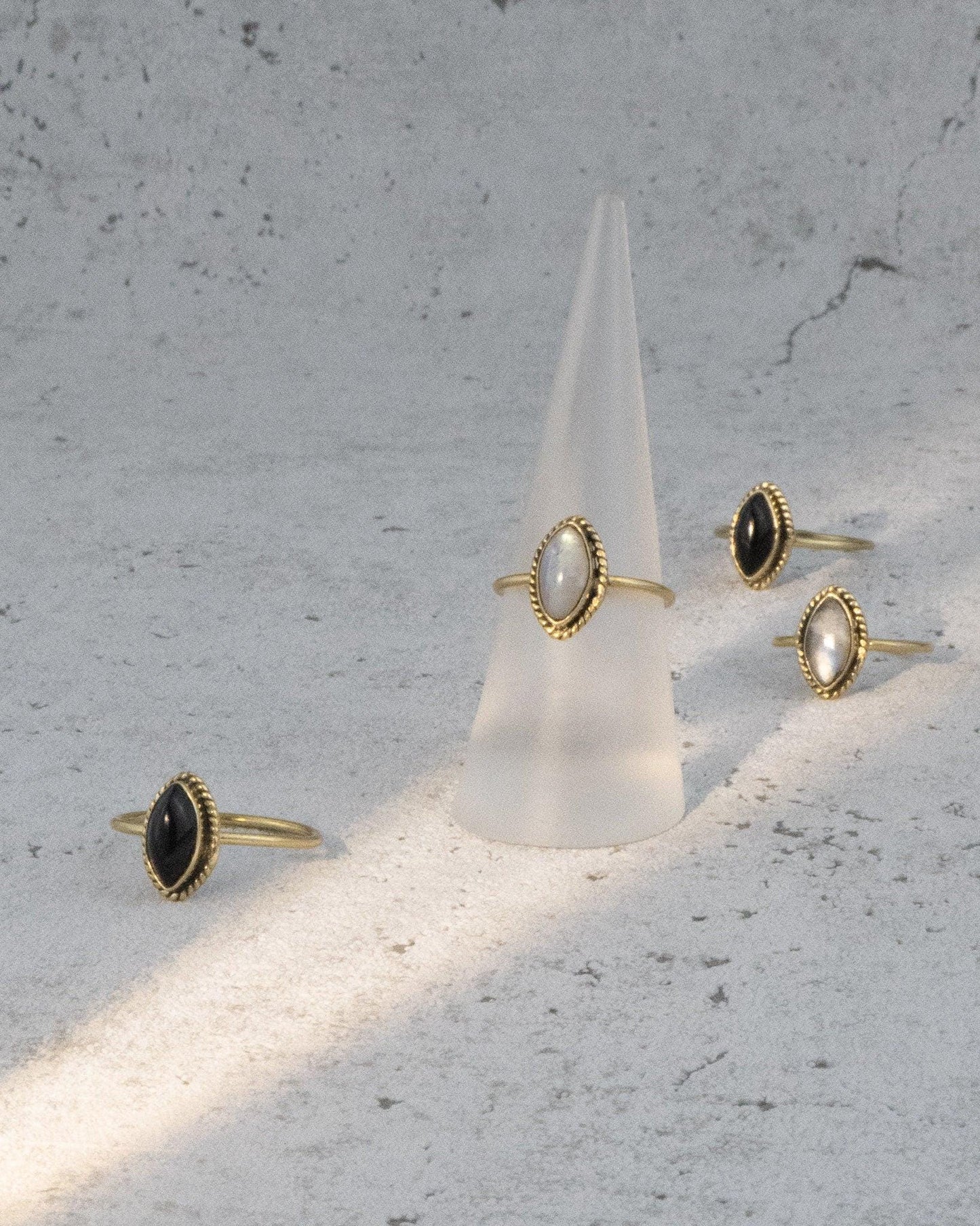 Ring mit ovalem Mondstein -RSS2