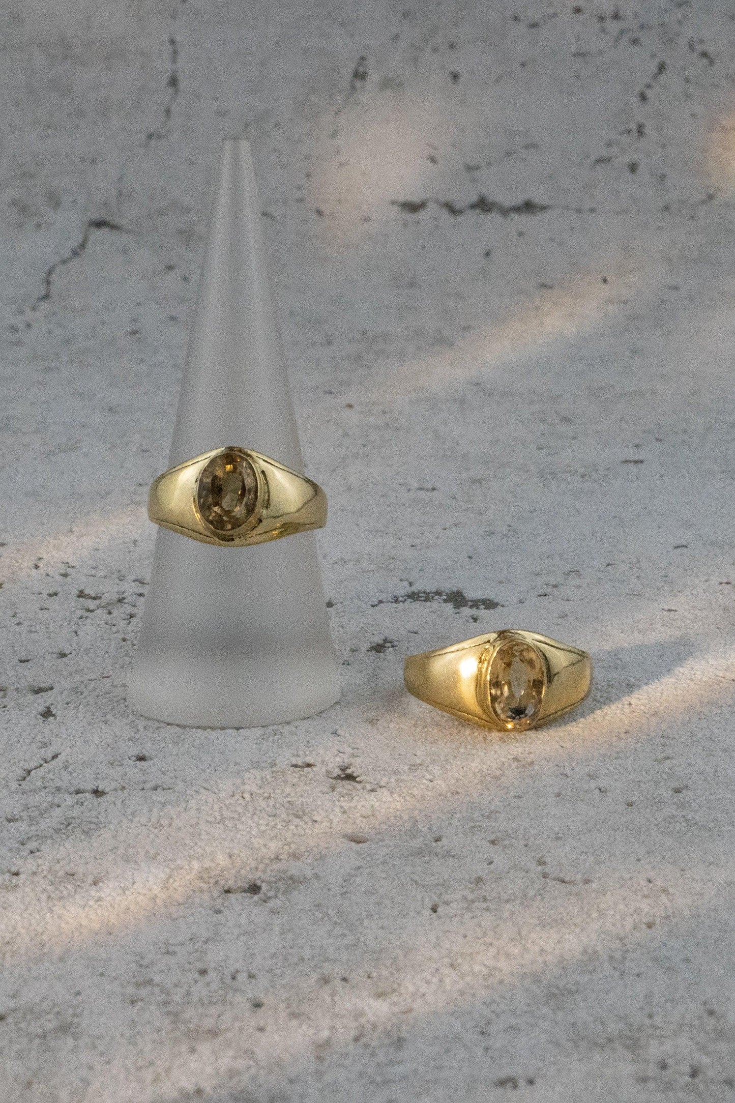 Citrin Siegelring Gold - Unisex - Ovaler Edelstein 12x6mm - Massives Messing - Stein des Erfolgs - Wasserfester Boho Ring - Naiza RSM2(Cit)