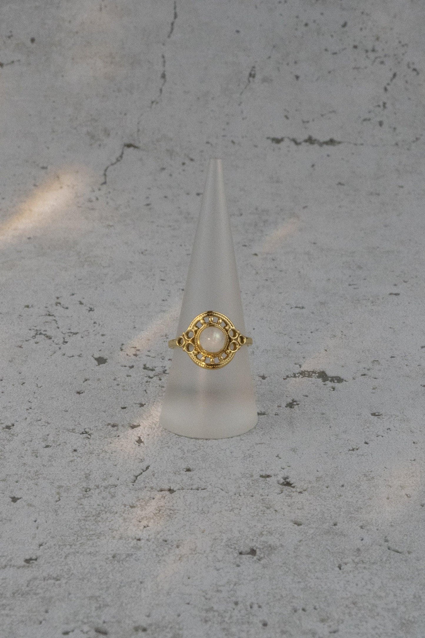 Verzierter Messingring mit Mondstein - RSM6