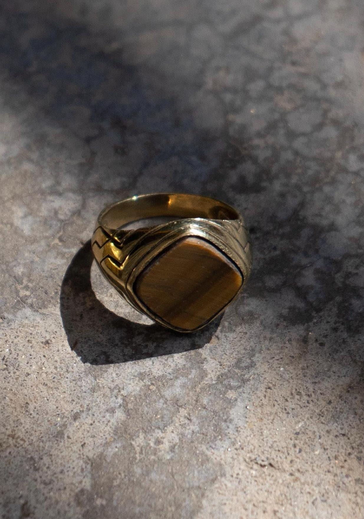 Goldfarbener Messingring mit Tigerauge – markant, elegant, unisex - RSL10