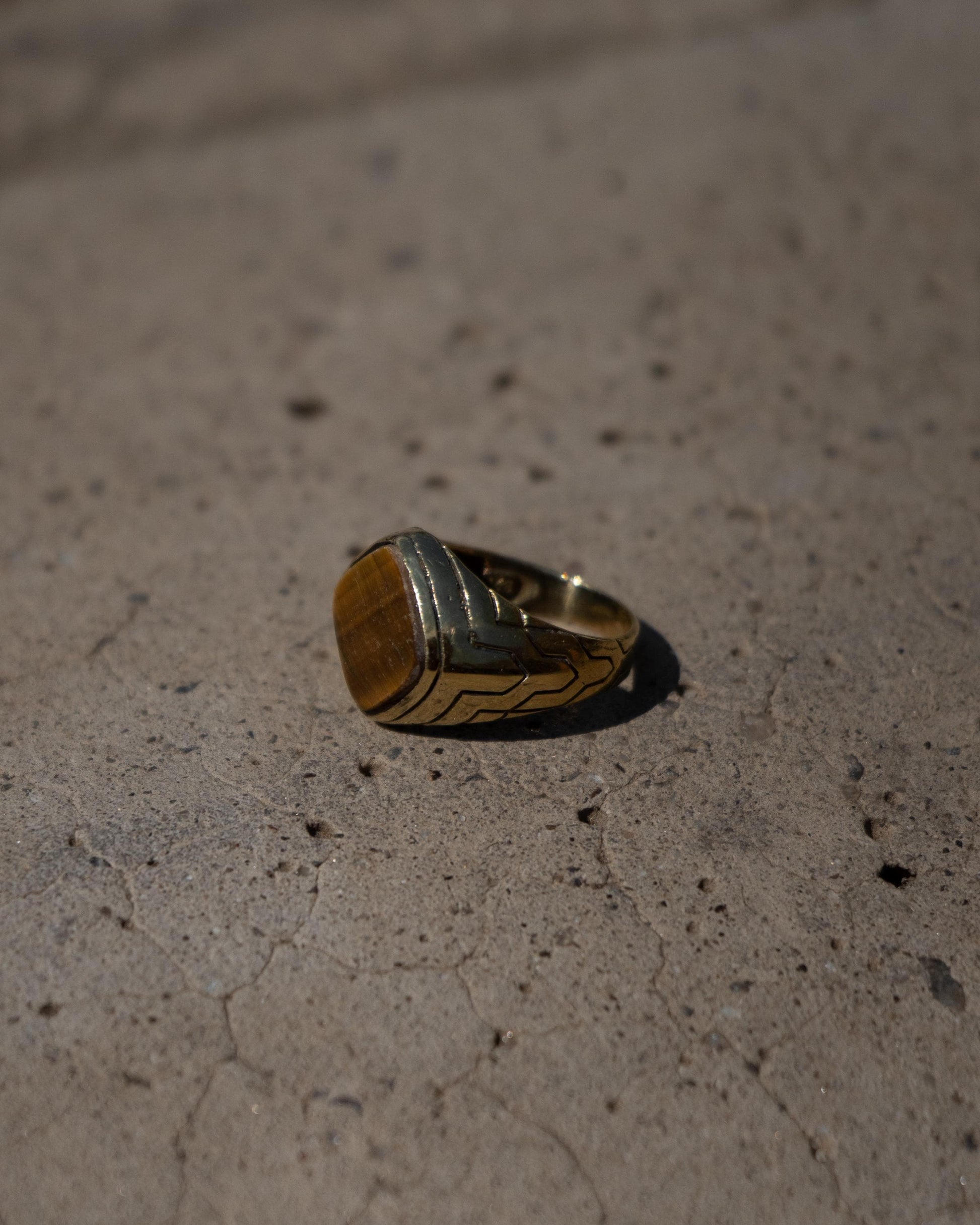 Goldfarbener Messingring mit Tigerauge – markant, elegant, unisex - RSL10