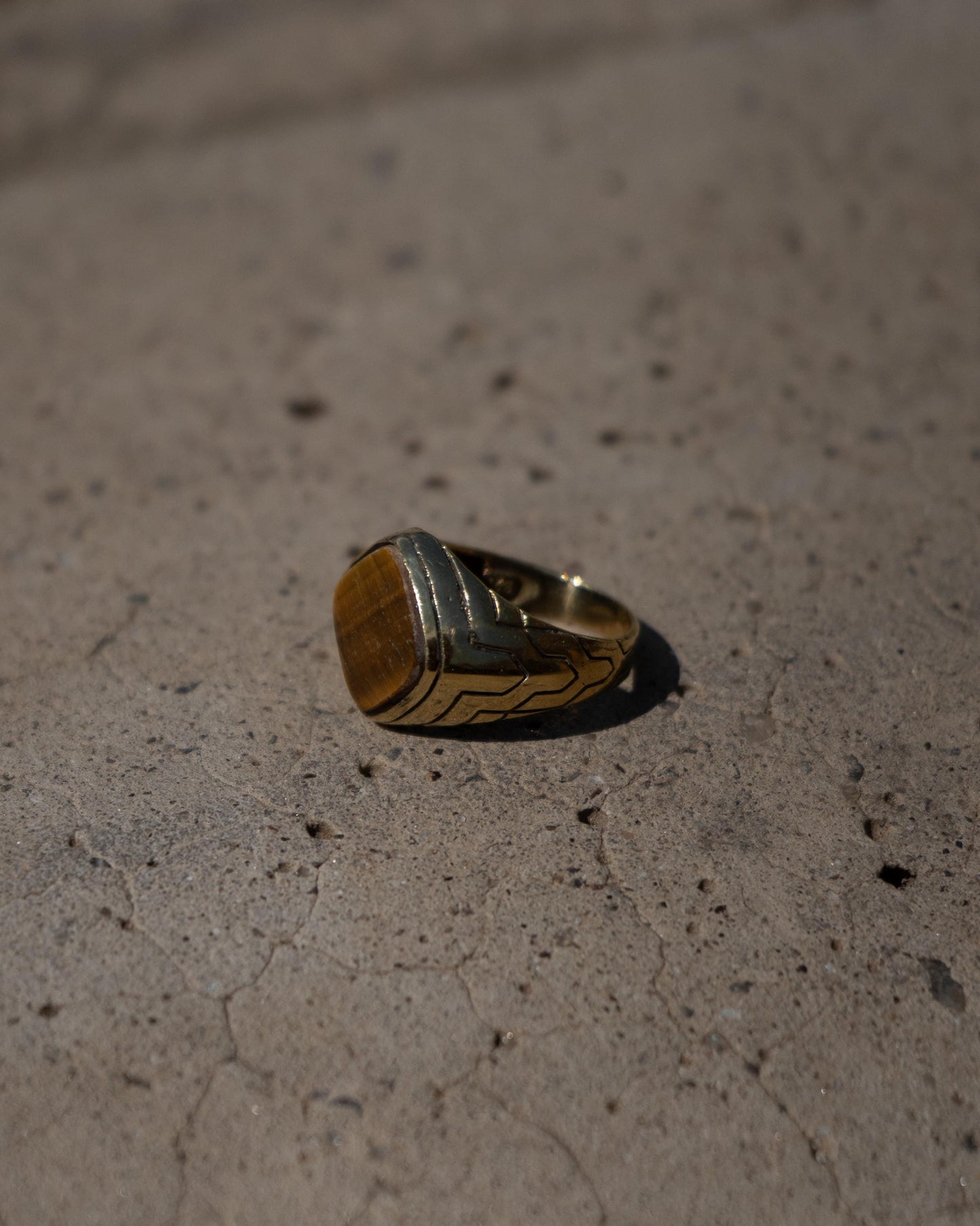 Goldfarbener Messingring mit Tigerauge – markant, elegant, unisex - RSL10