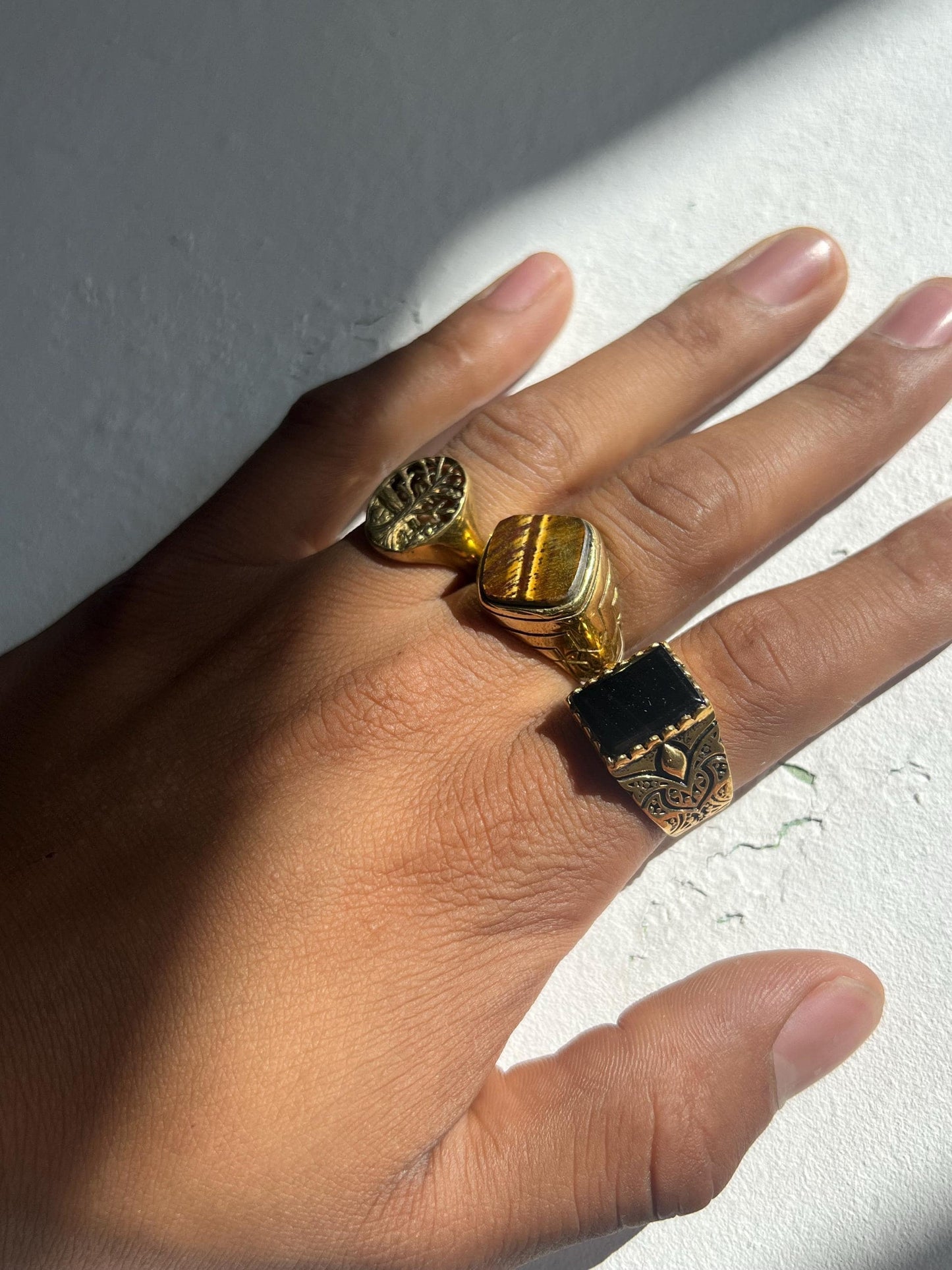 Goldfarbener Messingring mit Tigerauge – markant, elegant, unisex - RSL10