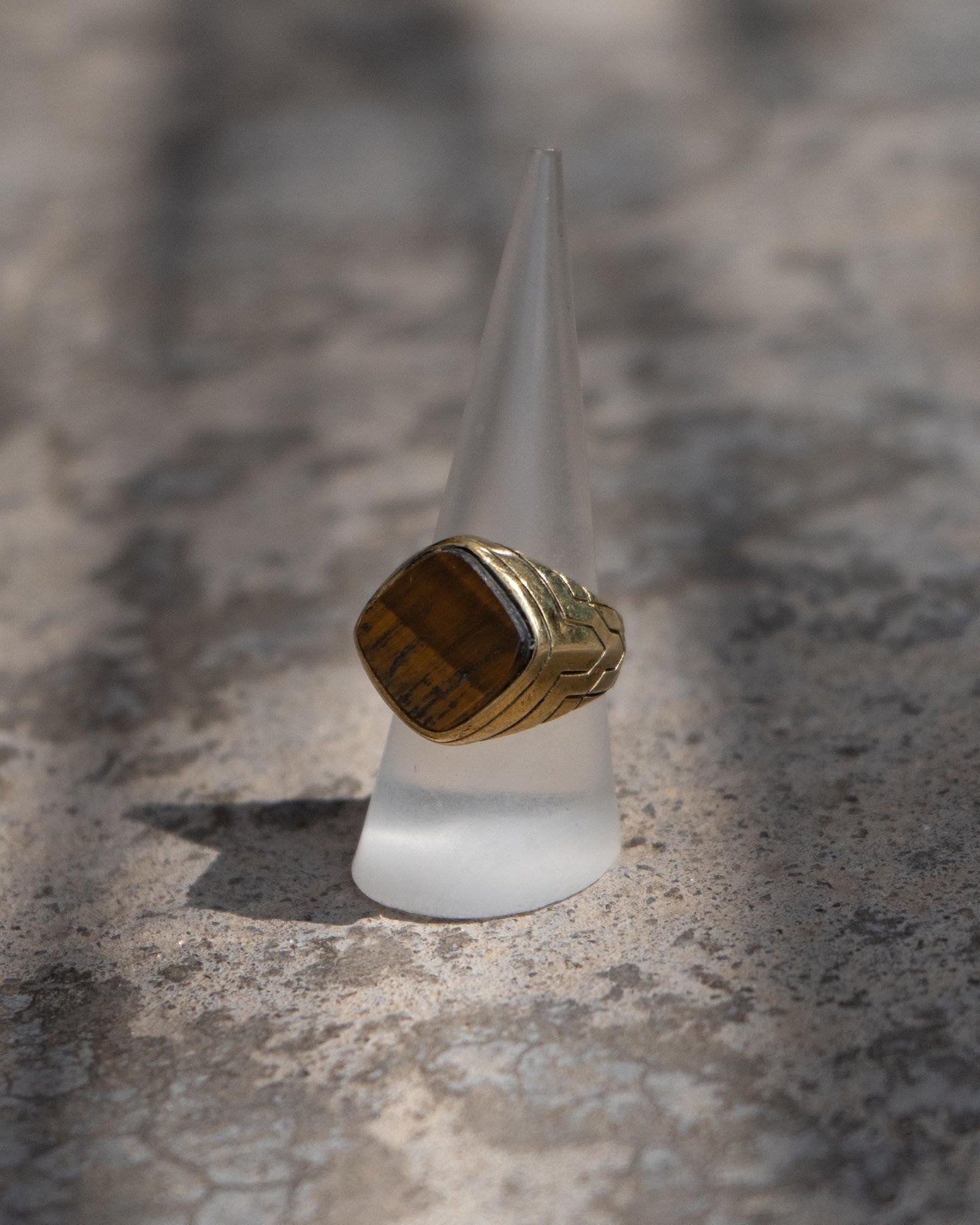 Goldfarbener Messingring mit Tigerauge – markant, elegant, unisex - RSL10