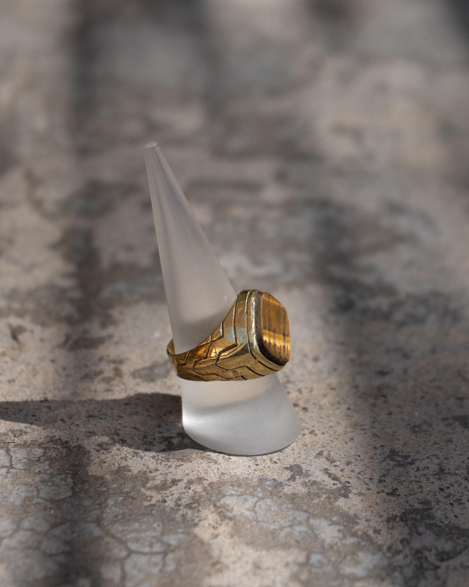 Goldfarbener Messingring mit Tigerauge – markant, elegant, unisex - RSL10