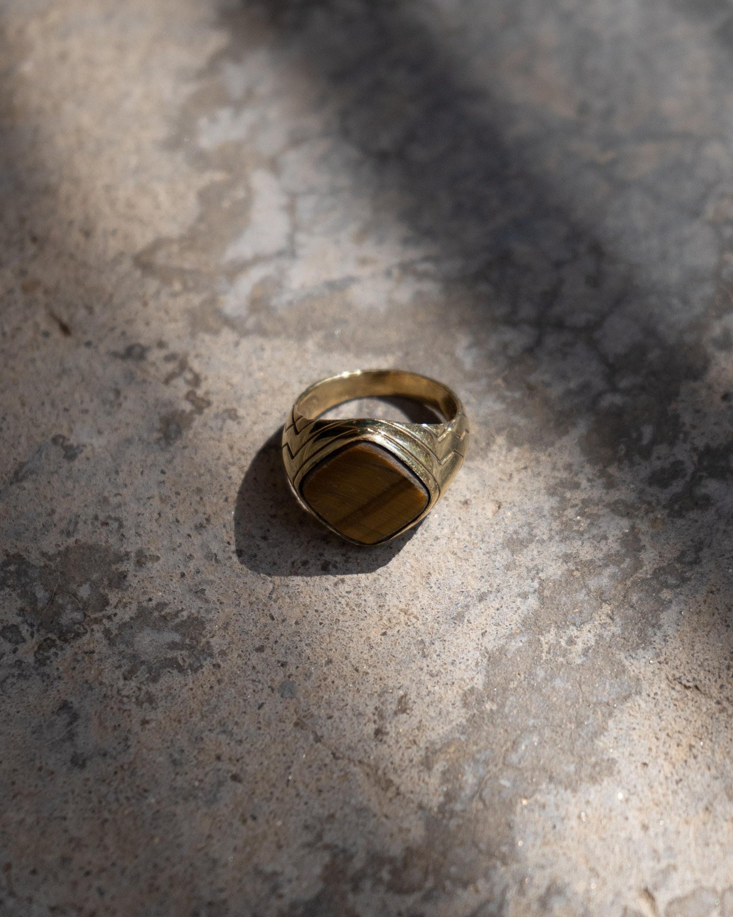 Goldfarbener Messingring mit Tigerauge – markant, elegant, unisex - RSL10