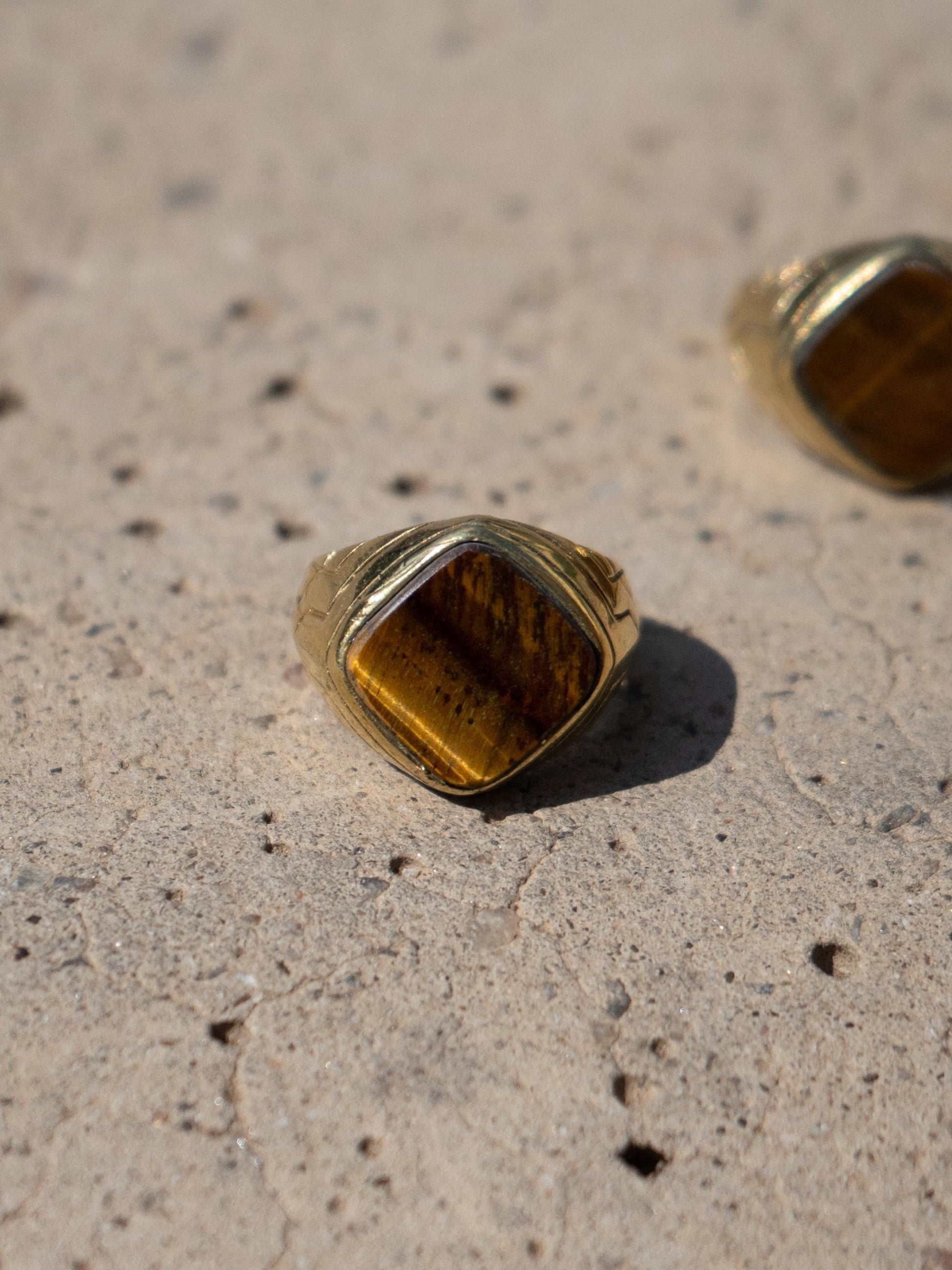 Goldfarbener Messingring mit Tigerauge – markant, elegant, unisex - RSL10
