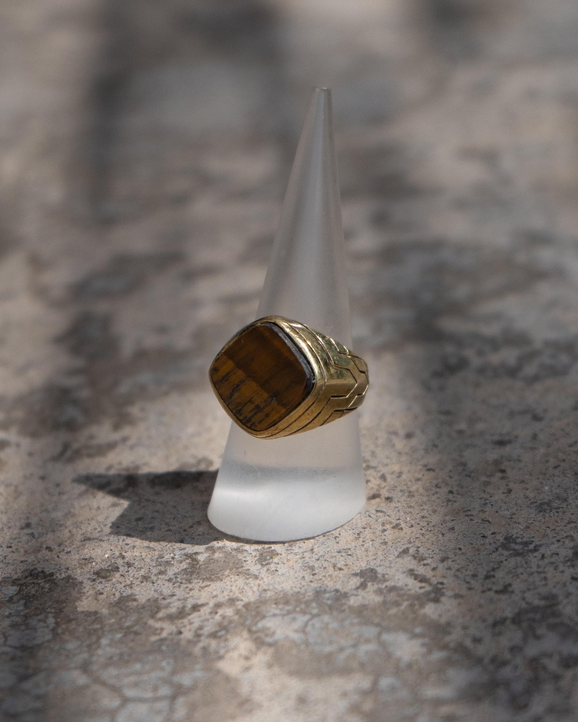 Goldfarbener Messingring mit Tigerauge – markant, elegant, unisex - RSL10