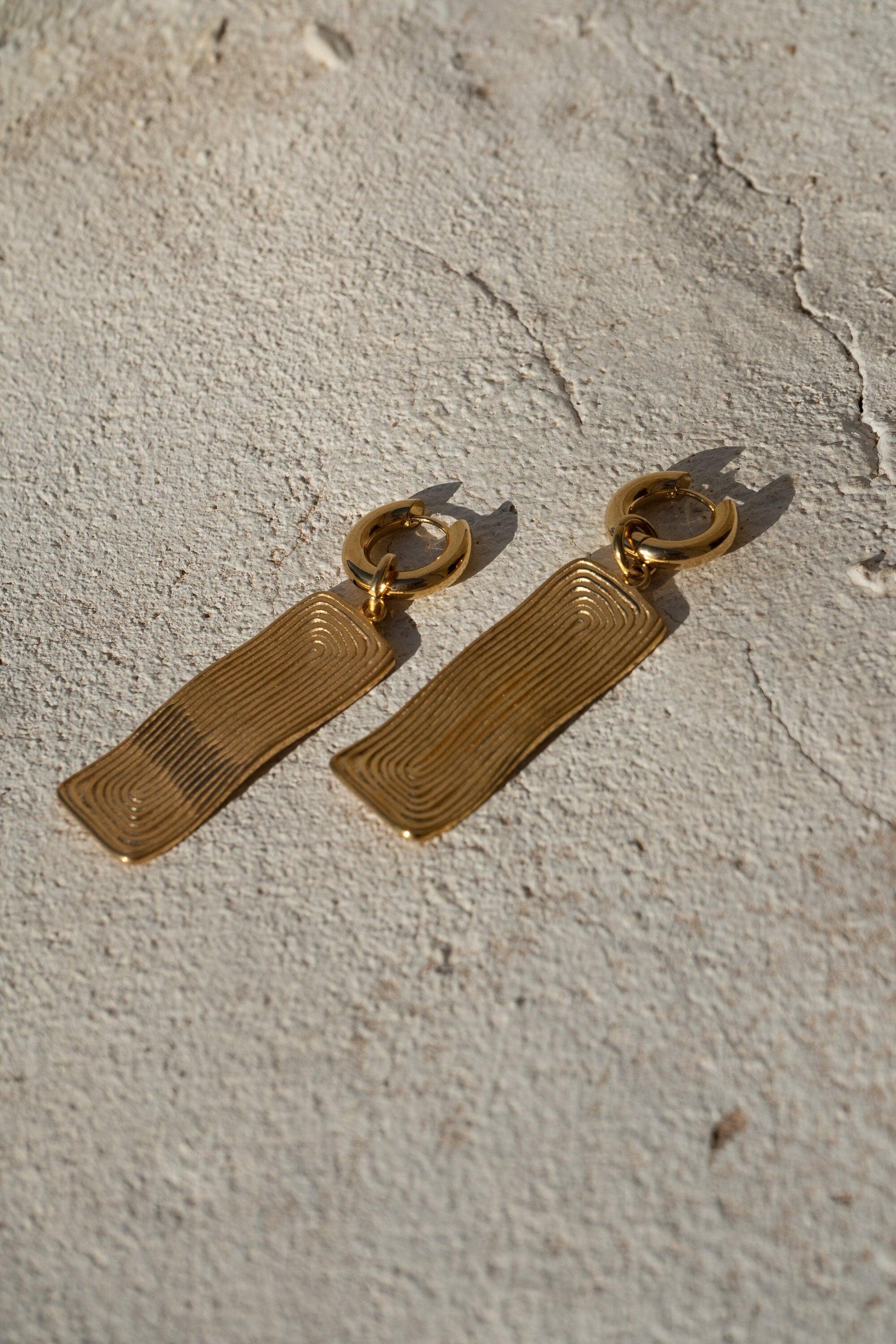 Große goldene hängende Ohrringe, vergoldet aus Edelstahl