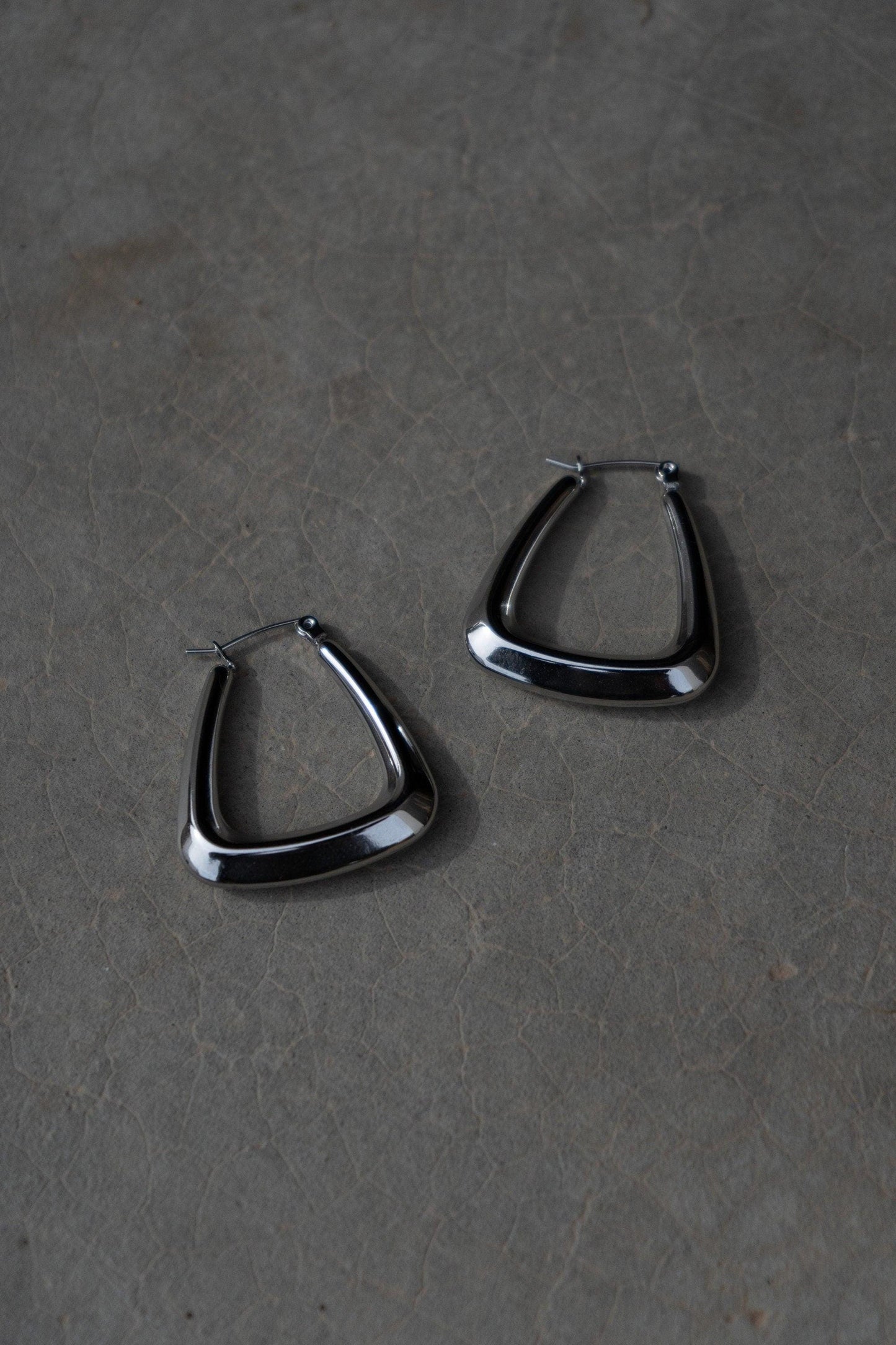 Silberfarbene Ohrringe in Trapezform