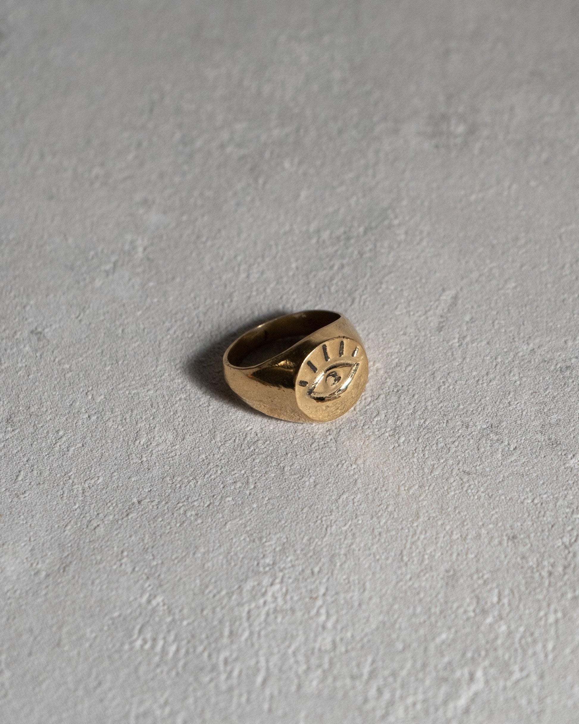 Goldener Siegelring mit Auge – Unisex Ring aus Messing | Ø 1,5 cm Siegel | Robuster Statement-Ring - RA9