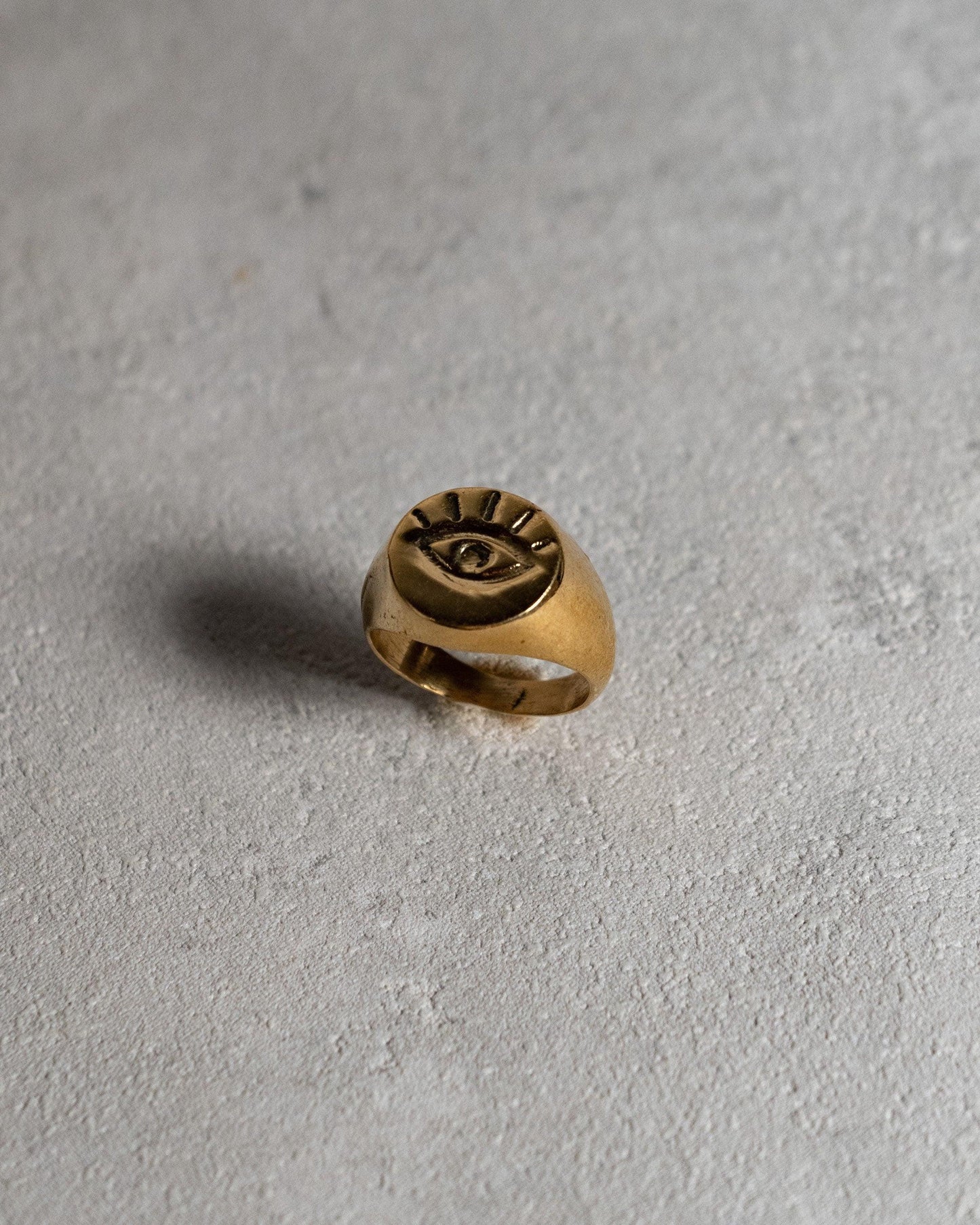 Goldener Siegelring mit Auge – Unisex Ring aus Messing | Ø 1,5 cm Siegel | Robuster Statement-Ring - RA9