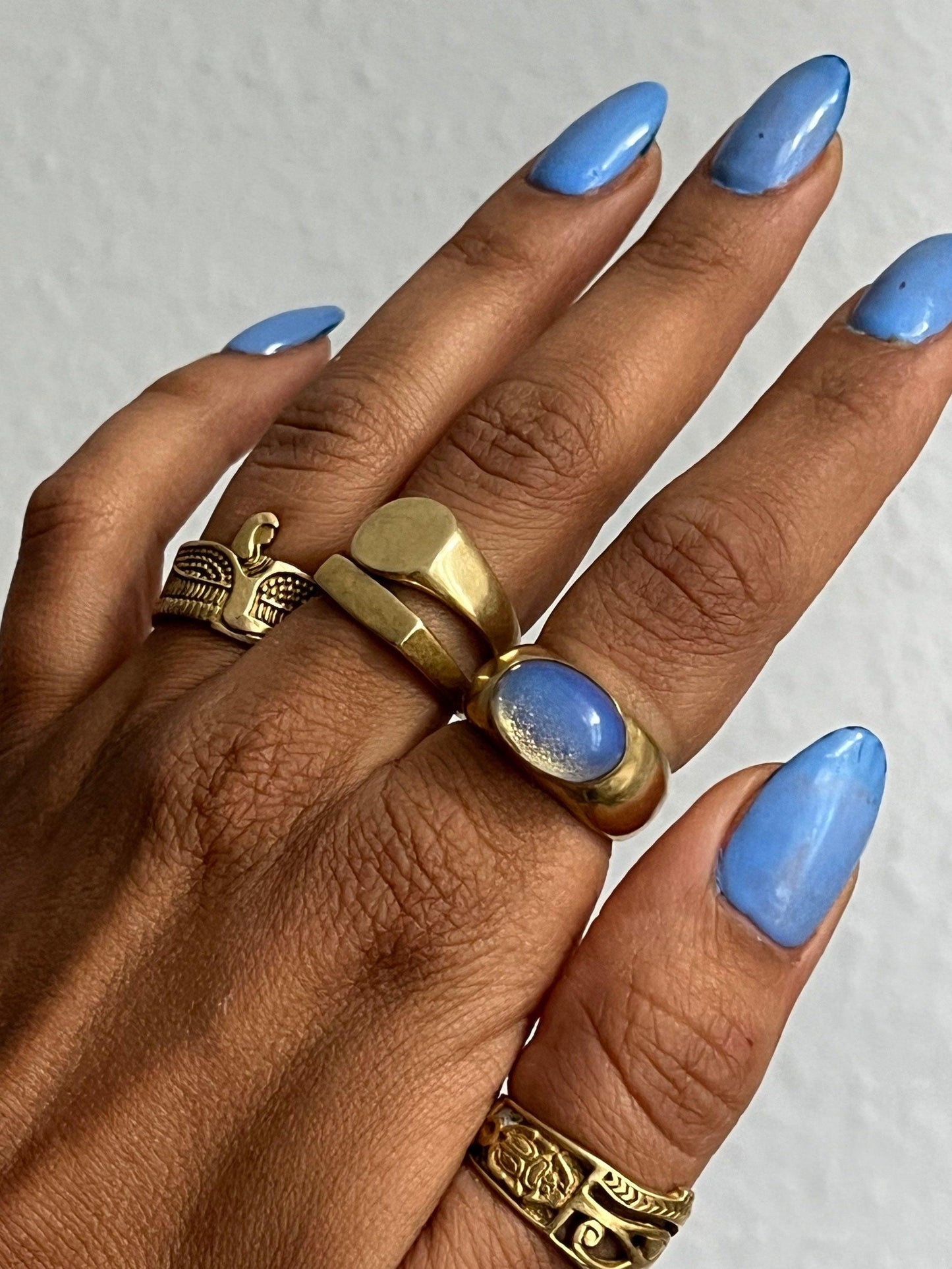 Goldfarbener Ring mit Göttin Isis – Messingring mit Flügelmotiv | Symbol für Schutz & Stärke | Unisex Statement-Schmuck - RA7