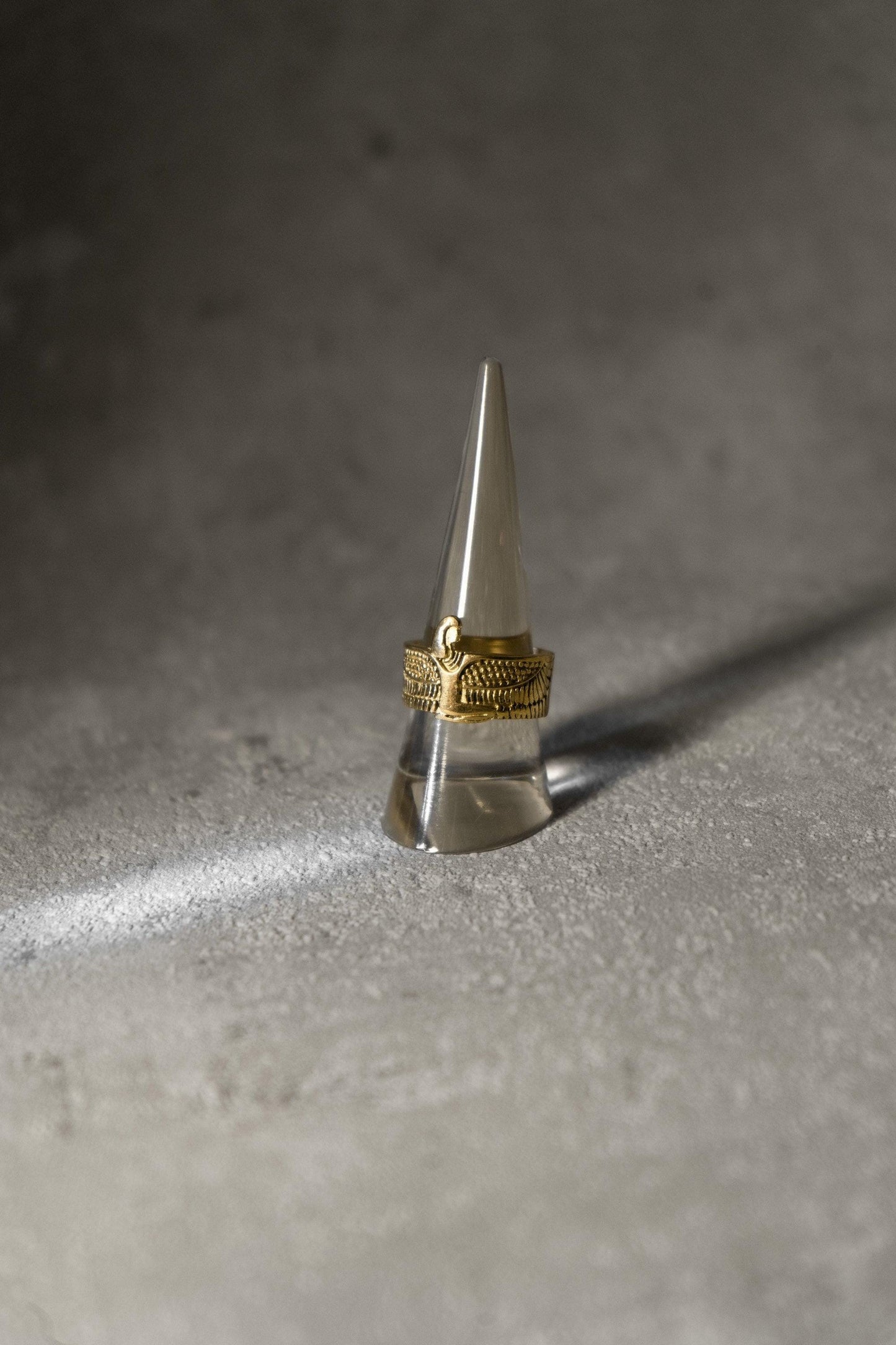 Goldfarbener Ring mit Göttin Isis – Messingring mit Flügelmotiv | Symbol für Schutz & Stärke | Unisex Statement-Schmuck - RA7