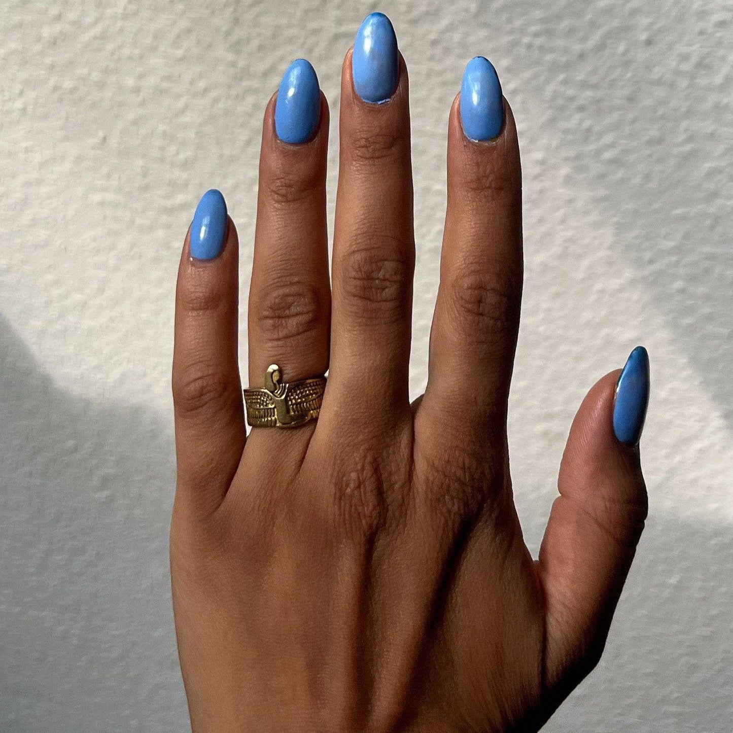 Goldfarbener Ring mit Göttin Isis – Messingring mit Flügelmotiv | Symbol für Schutz & Stärke | Unisex Statement-Schmuck - RA7