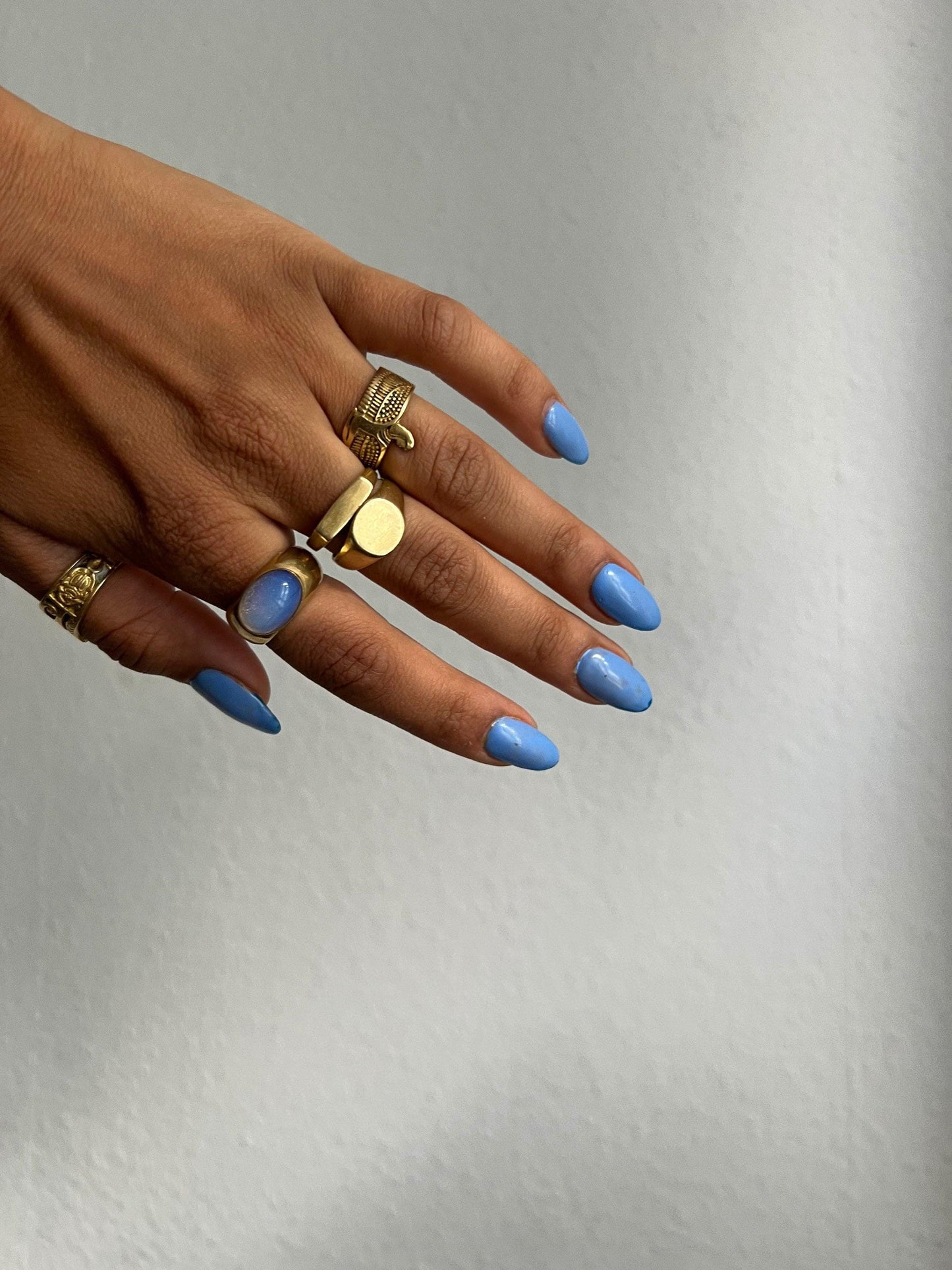 Goldfarbener Ring mit Göttin Isis – Messingring mit Flügelmotiv | Symbol für Schutz & Stärke | Unisex Statement-Schmuck - RA7