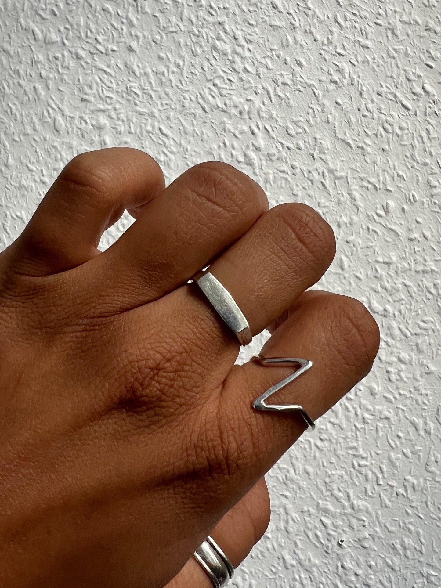 925 Sterling Silber Ring mit EKG-ähnlicher Zick-Zack-Verzierung - Handgefertigtes Minimalistisches Schmuckstück