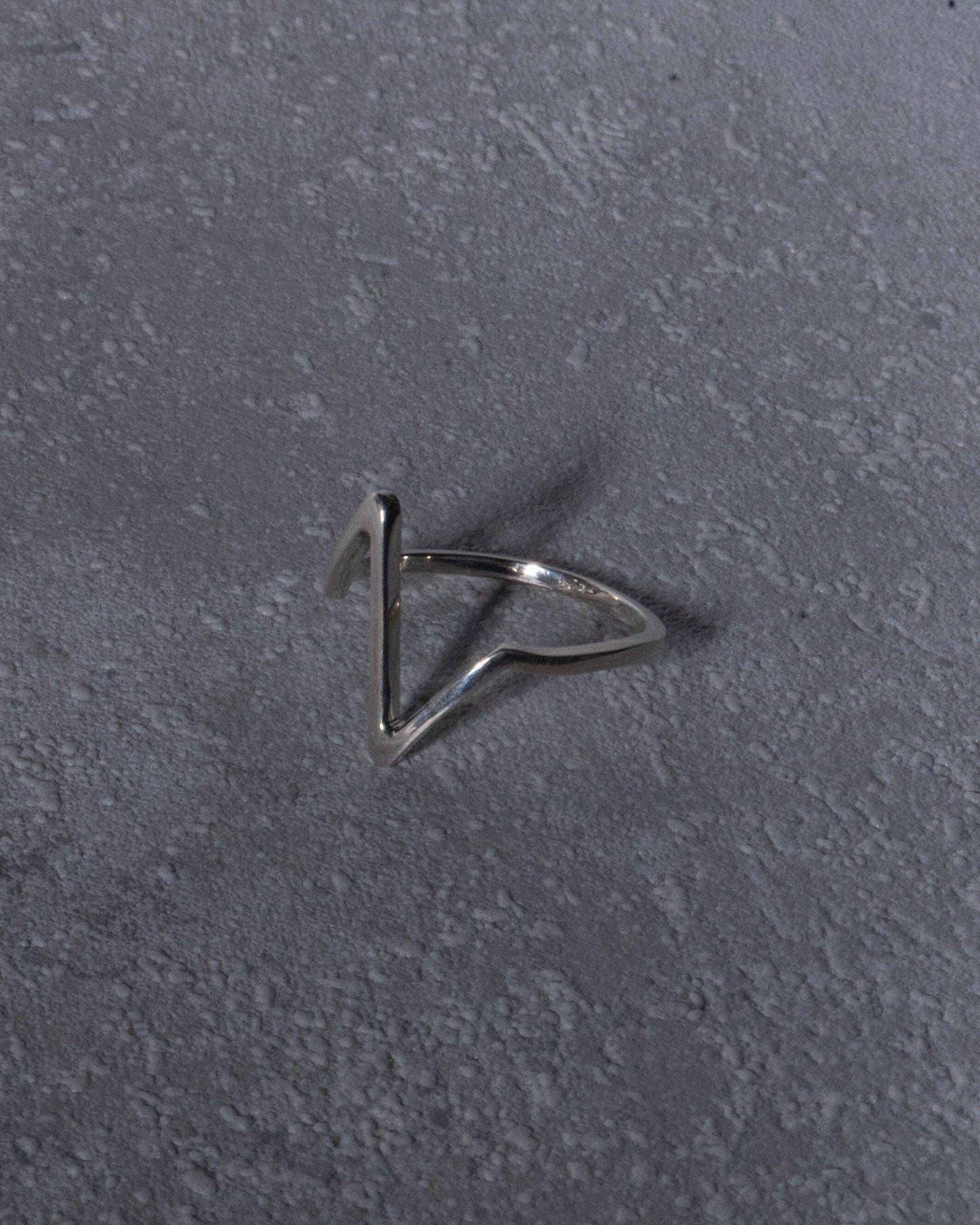 925 Sterling Silber Ring mit EKG-ähnlicher Zick-Zack-Verzierung - Handgefertigtes Minimalistisches Schmuckstück