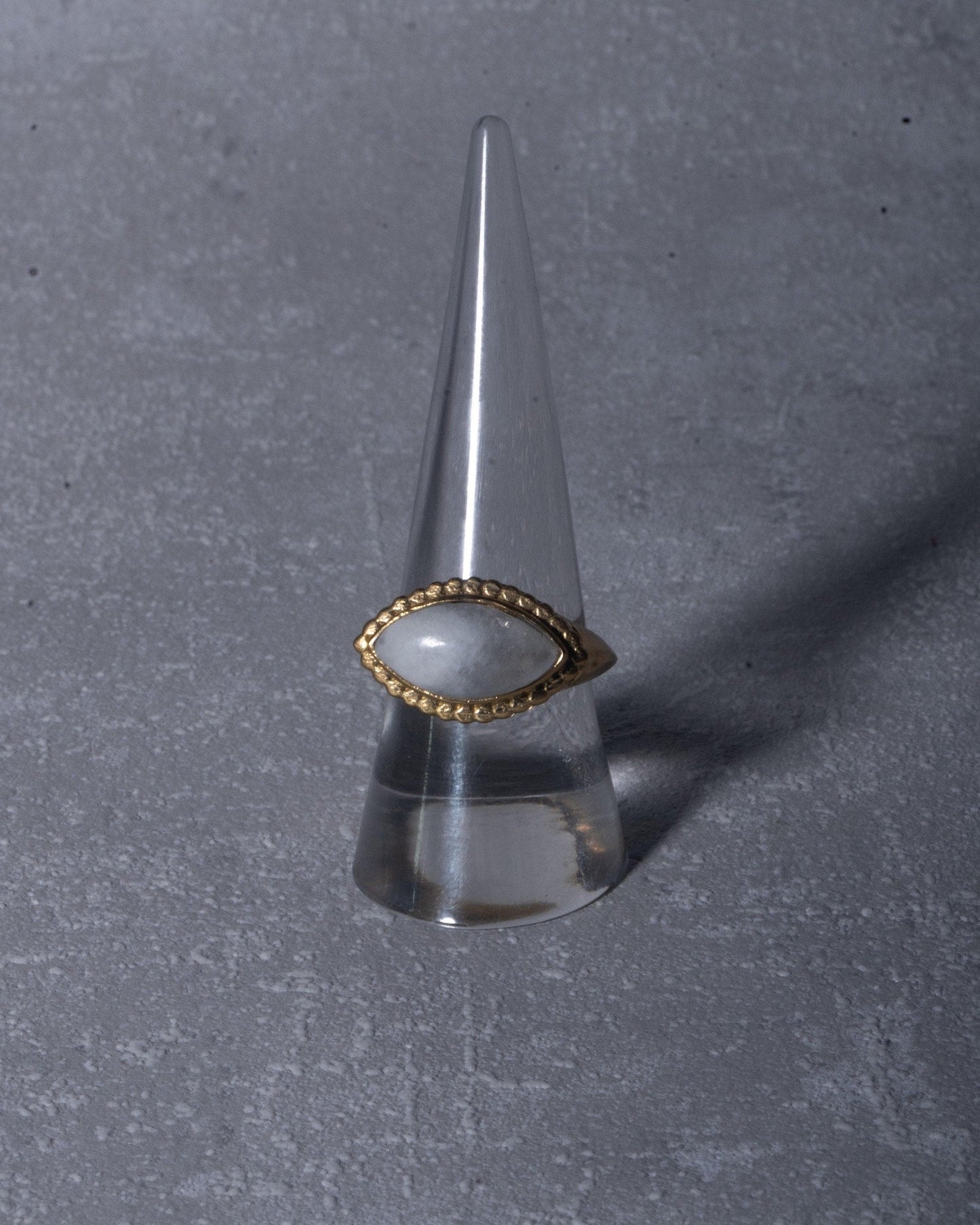Statement Ring mit Mondstein | Großer Messingring mit augenförmigem Edelstein | Handgemachter Boho-Ring | RSL8(mon)