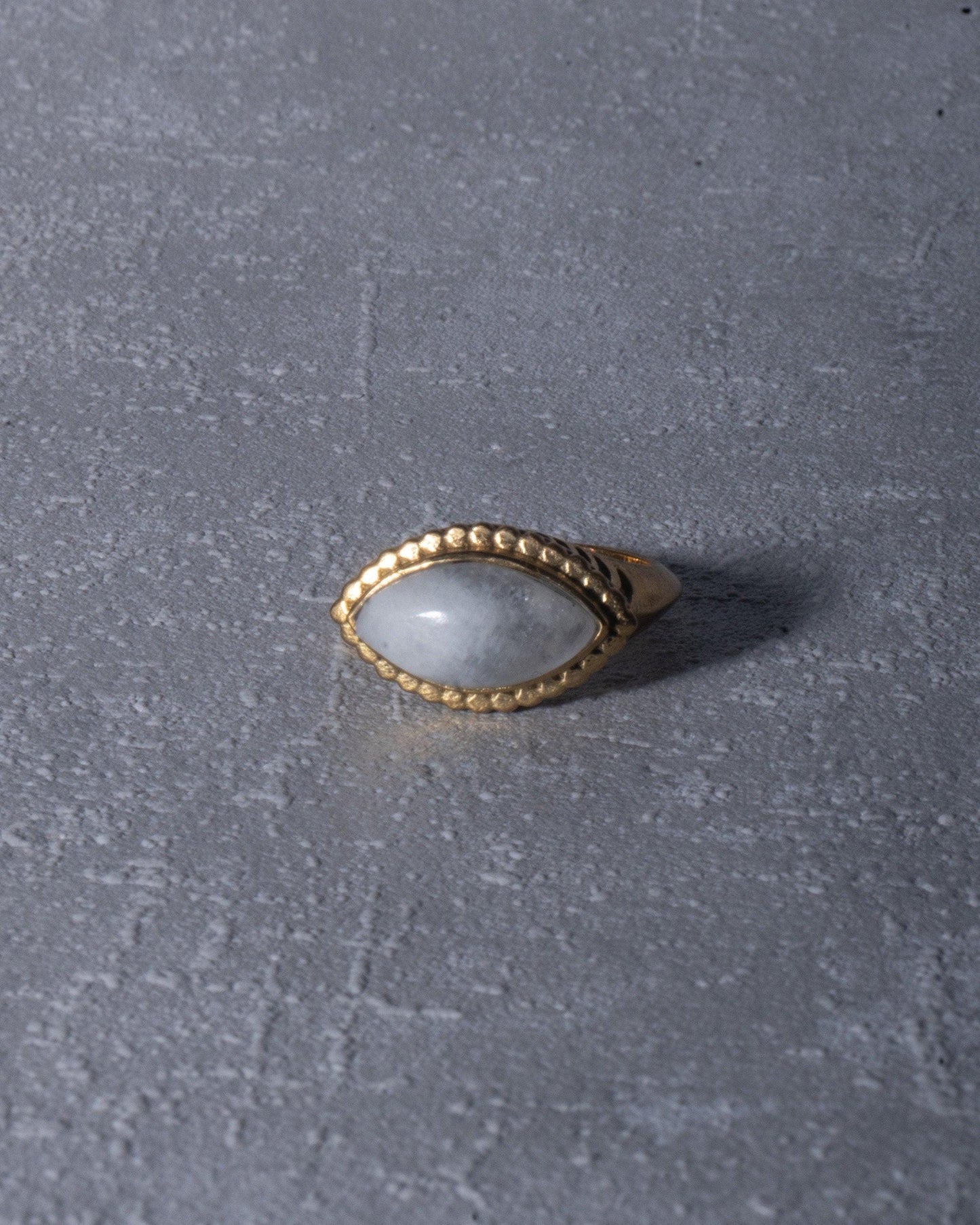 Statement Ring mit Mondstein | Großer Messingring mit augenförmigem Edelstein | Handgemachter Boho-Ring | RSL8(mon)