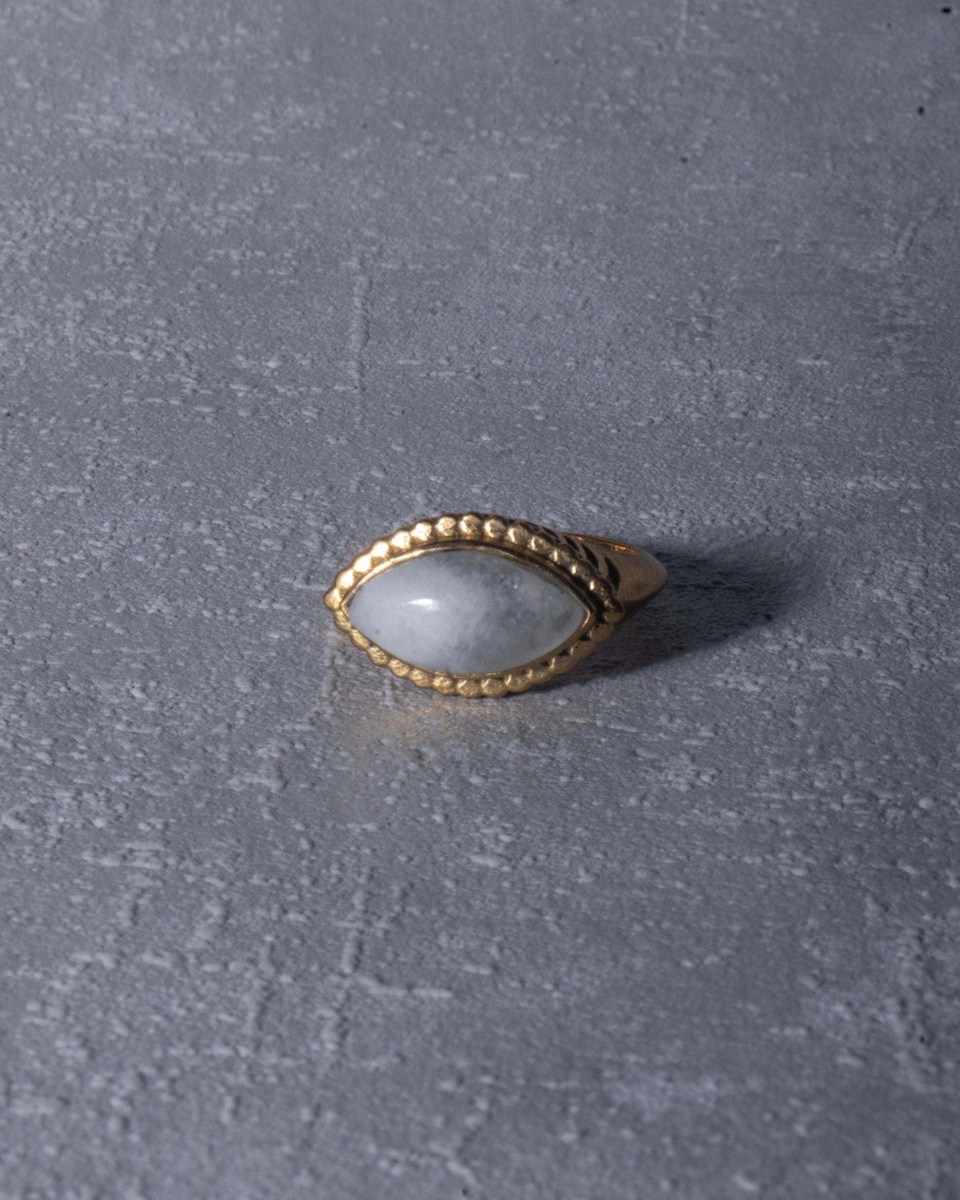Statement Ring mit Mondstein | Großer Messingring mit augenförmigem Edelstein | Handgemachter Boho-Ring | RSL8(mon)
