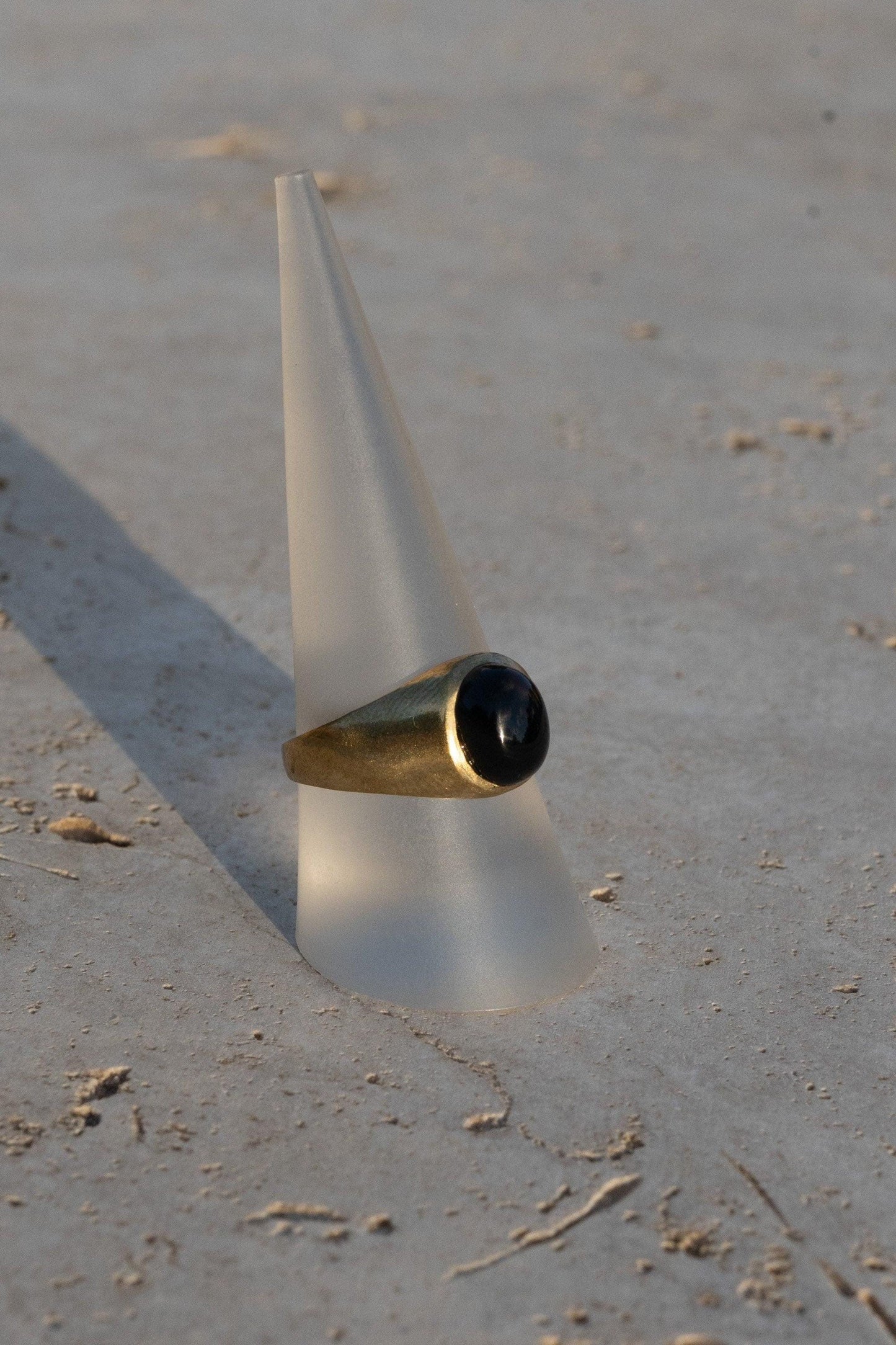 Schwarzer Onyx Ring Gold - Unisex - Ovaler Edelstein 10x7mm - Massives Messing - Stein der Stärke - Wasserfester Siegelring - Naiza RSM3