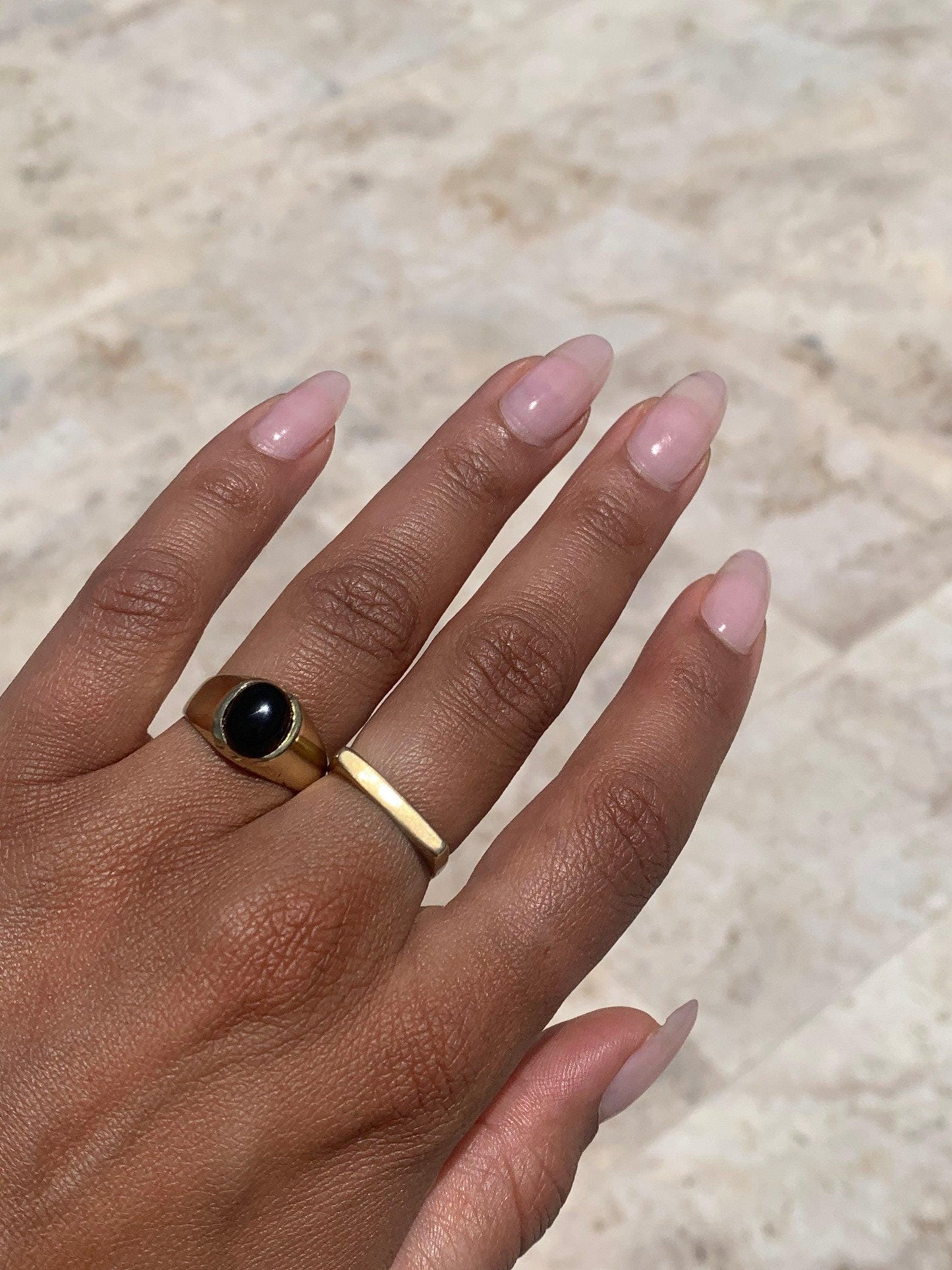 Schwarzer Onyx Ring Gold - Unisex - Ovaler Edelstein 10x7mm - Massives Messing - Stein der Stärke - Wasserfester Siegelring - Naiza RSM3