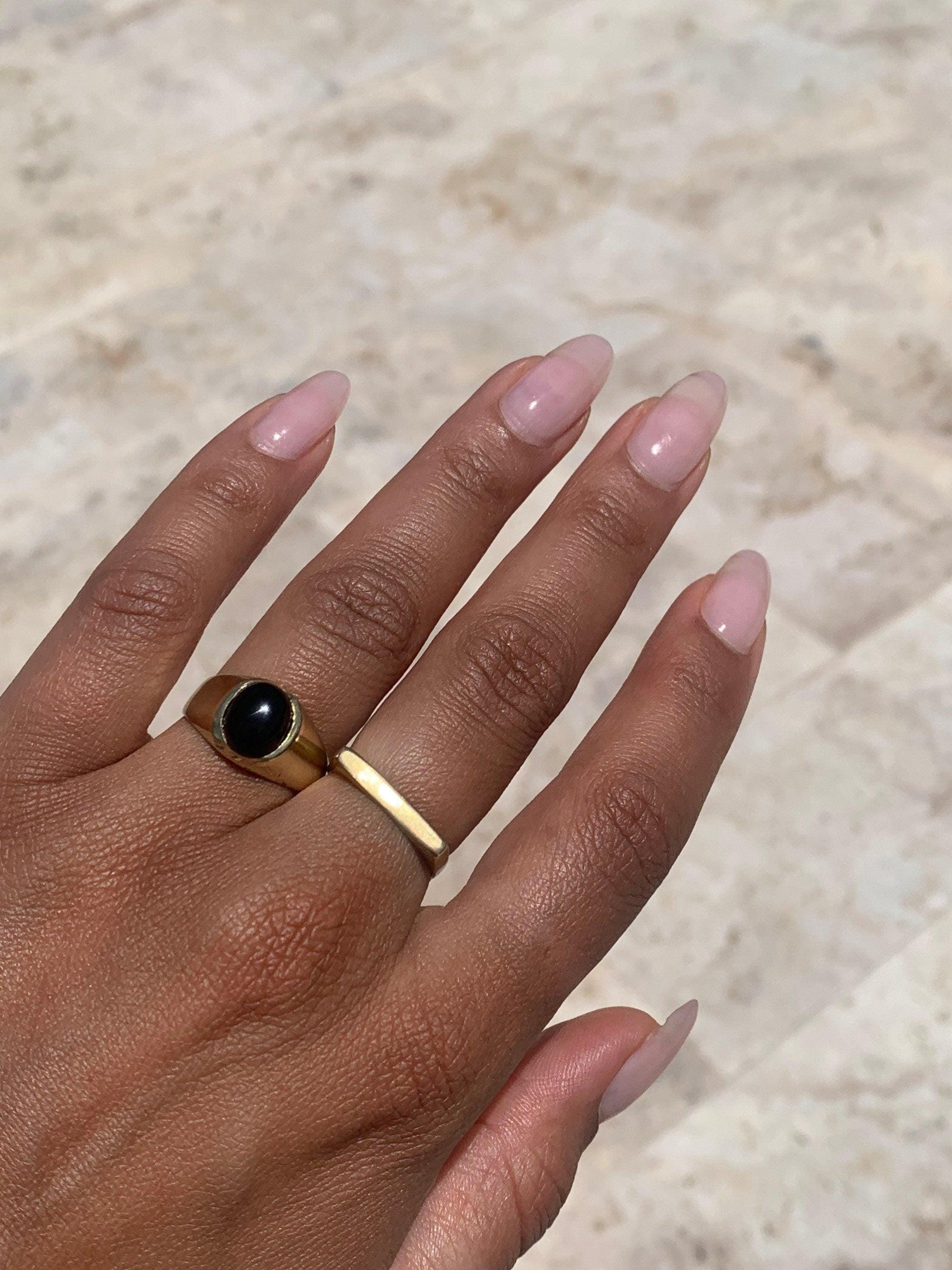 Schwarzer Onyx Ring Gold - Unisex - Ovaler Edelstein 10x7mm - Massives Messing - Stein der Stärke - Wasserfester Siegelring - Naiza RSM3