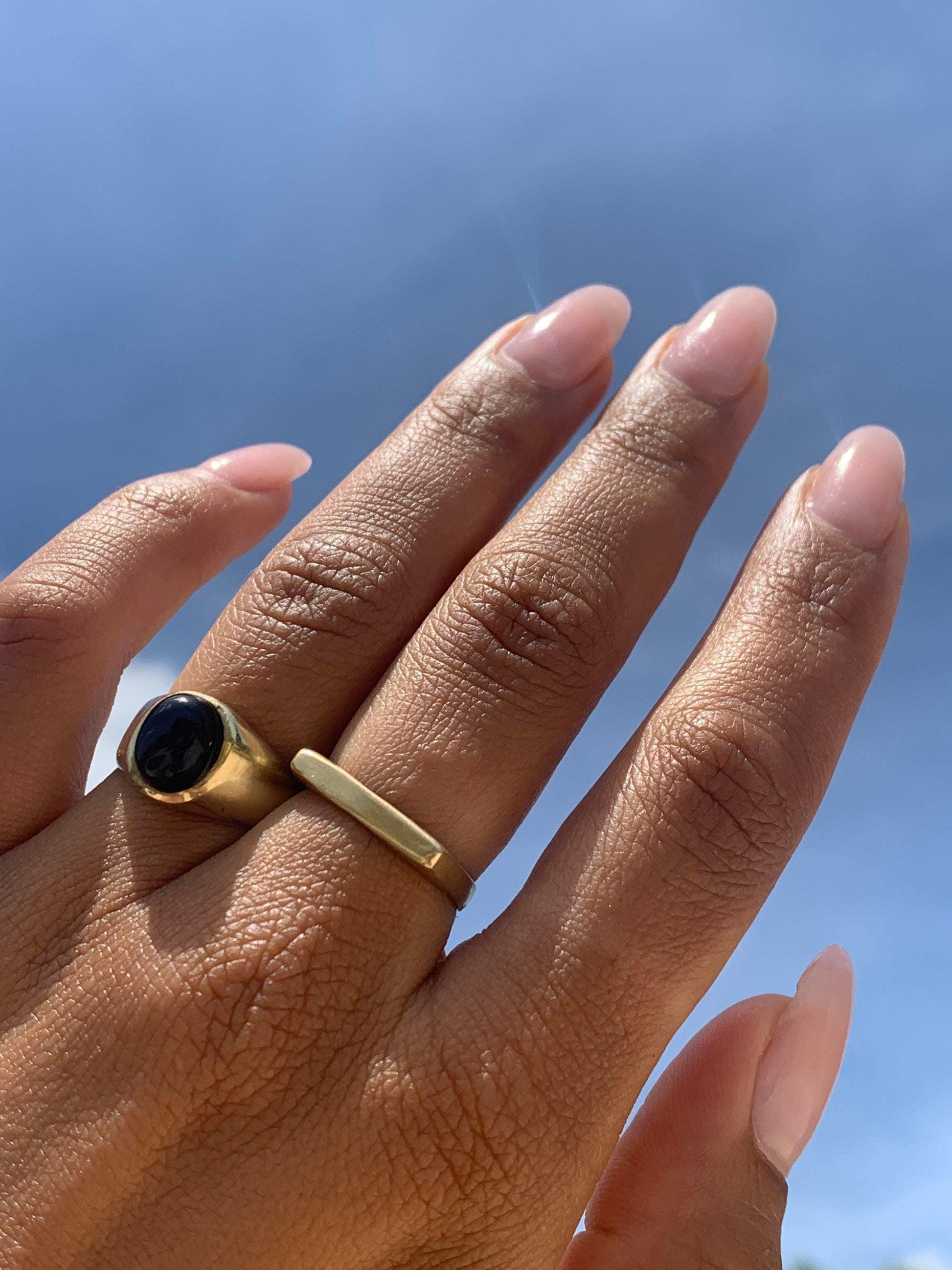 Schwarzer Onyx Ring Gold - Unisex - Ovaler Edelstein 10x7mm - Massives Messing - Stein der Stärke - Wasserfester Siegelring - Naiza RSM3