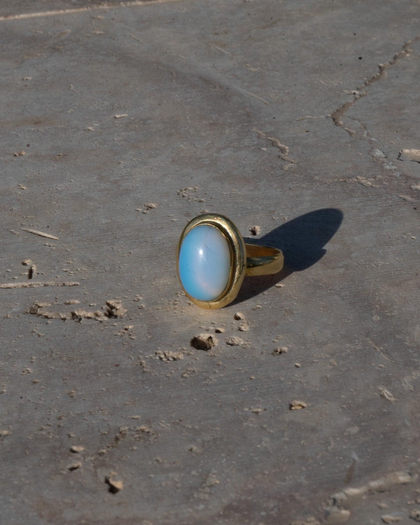 Opal Ring Gold - Ovaler Edelstein 10x8mm - Leuchtendes Blau Massives Messing Synthetischer Opal Wasserfester Boho Statement Ring Naiza RSL3