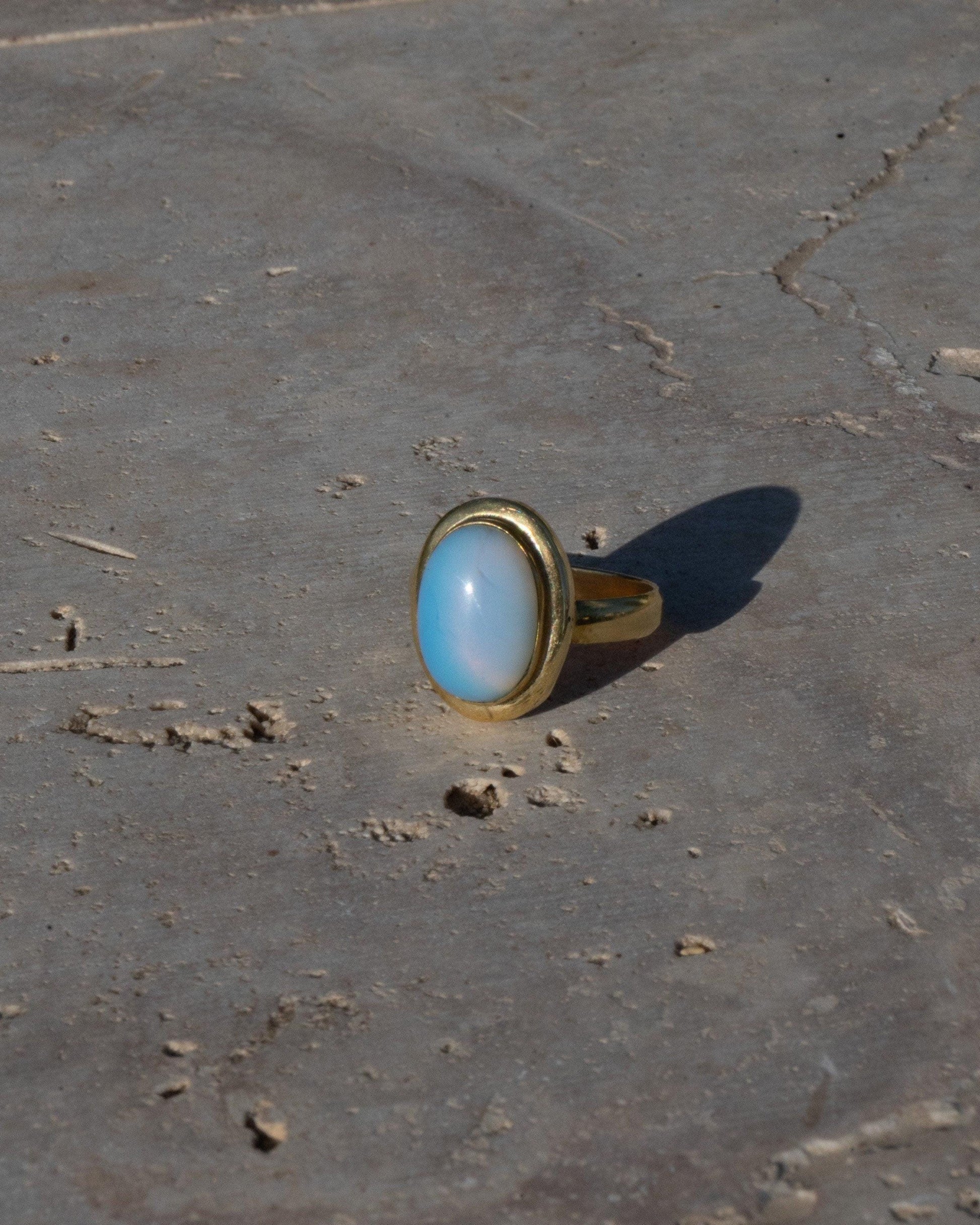 Opal Ring Gold - Ovaler Edelstein 10x8mm - Leuchtendes Blau Massives Messing Synthetischer Opal Wasserfester Boho Statement Ring Naiza RSL3