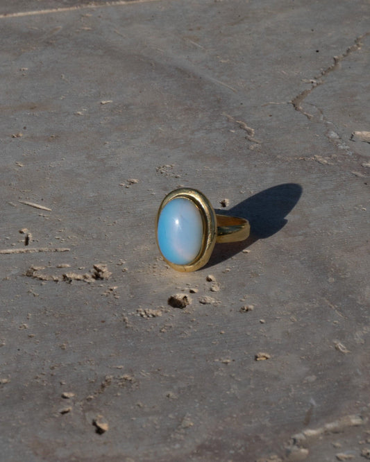 Opal Ring Gold - Ovaler Edelstein 10x8mm - Leuchtendes Blau Massives Messing Synthetischer Opal Wasserfester Boho Statement Ring Naiza RSL3