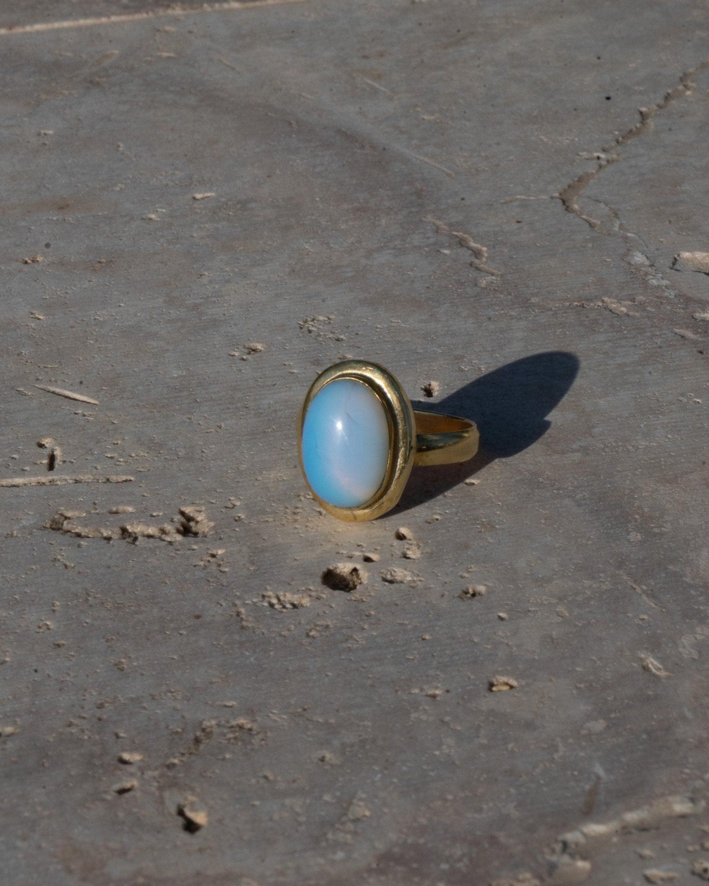 Opal Ring Gold - Ovaler Edelstein 10x8mm - Leuchtendes Blau Massives Messing Synthetischer Opal Wasserfester Boho Statement Ring Naiza RSL3