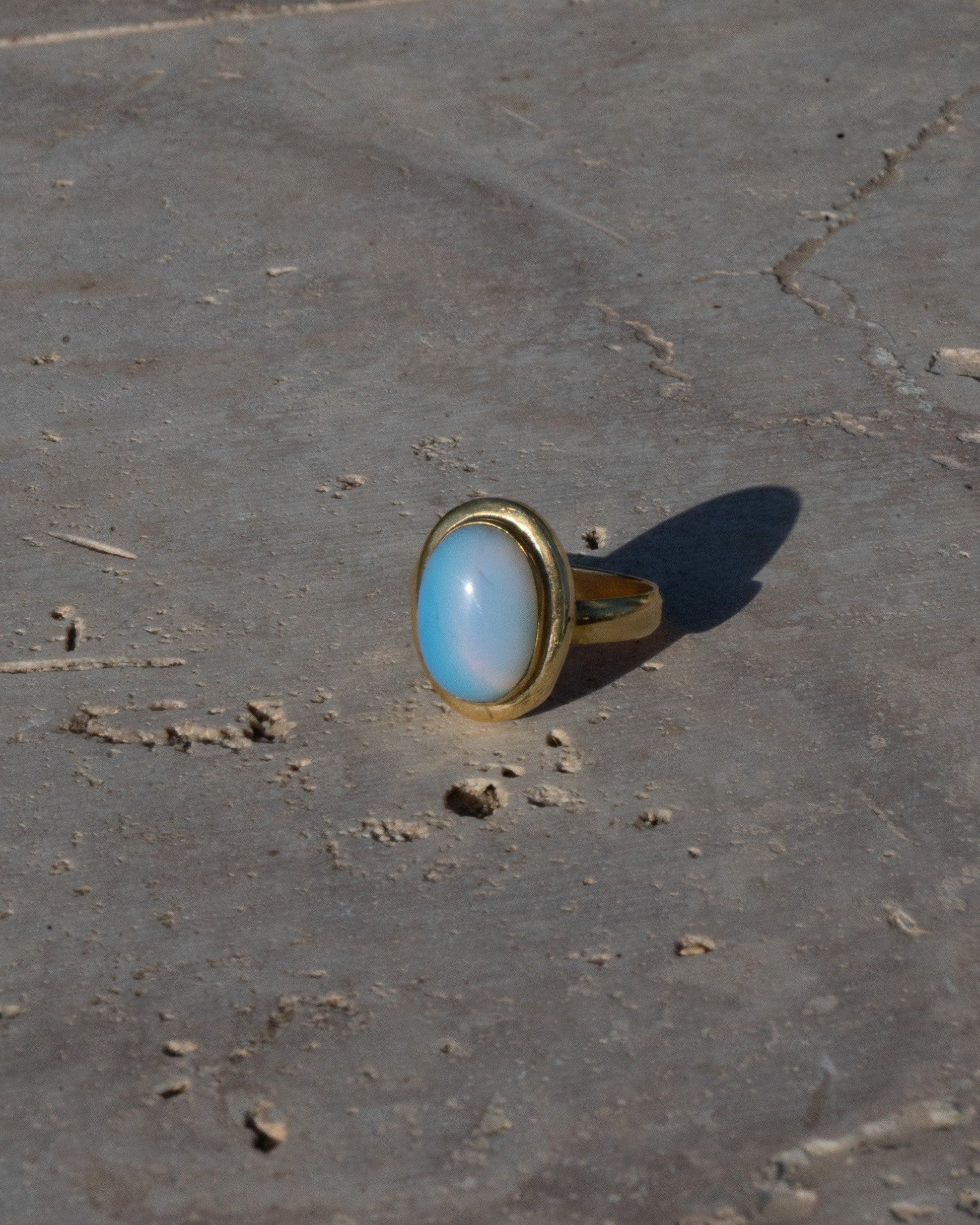 Opal Ring Gold - Ovaler Edelstein 10x8mm - Leuchtendes Blau Massives Messing Synthetischer Opal Wasserfester Boho Statement Ring Naiza RSL3