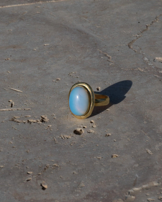 Opal Ring Gold - Ovaler Edelstein 10x8mm - Leuchtendes Blau Massives Messing Synthetischer Opal Wasserfester Boho Statement Ring Naiza RSL3