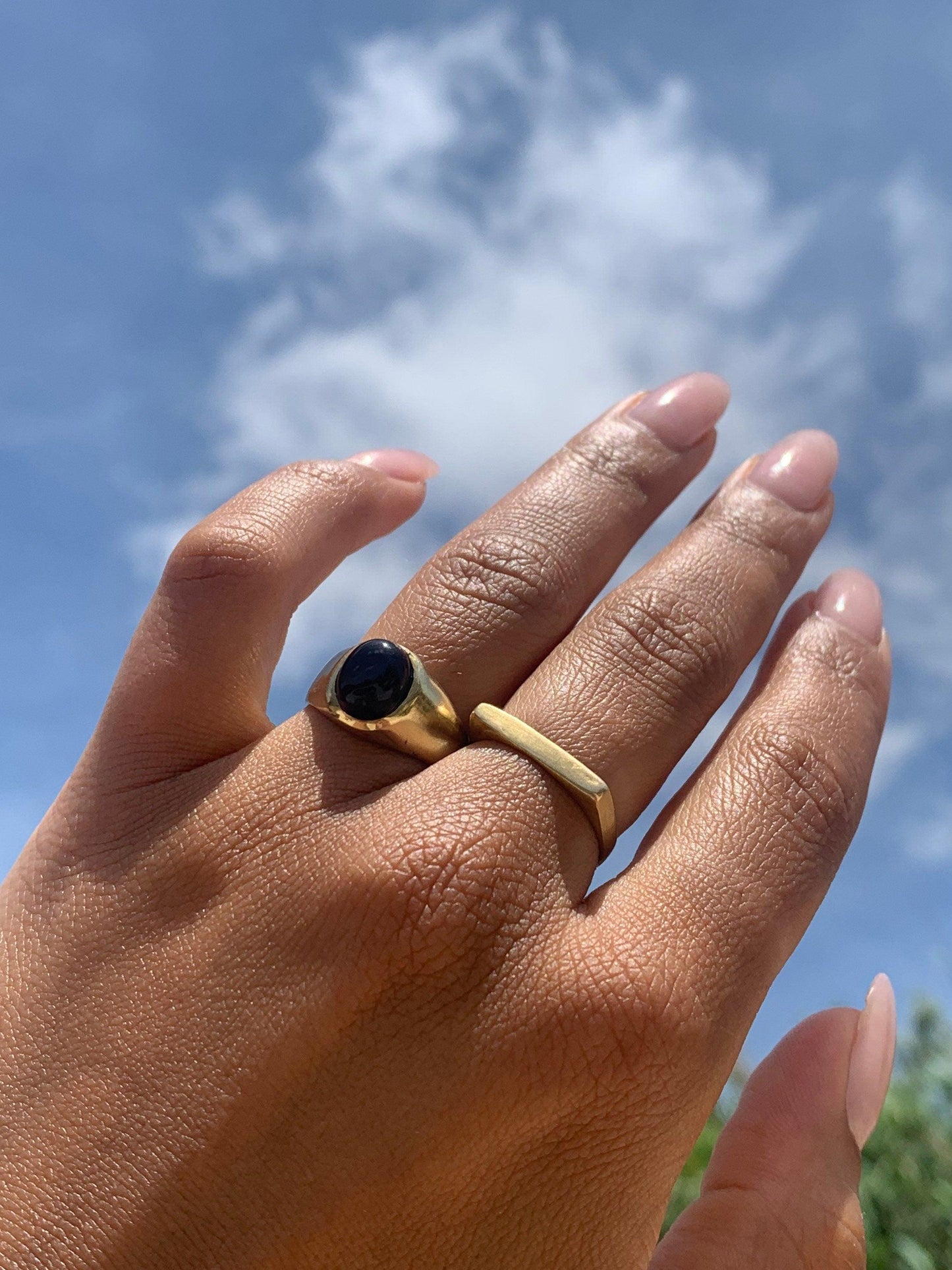 Schwarzer Onyx Ring Gold - Unisex - Ovaler Edelstein 10x7mm - Massives Messing - Stein der Stärke - Wasserfester Siegelring - Naiza RSM3