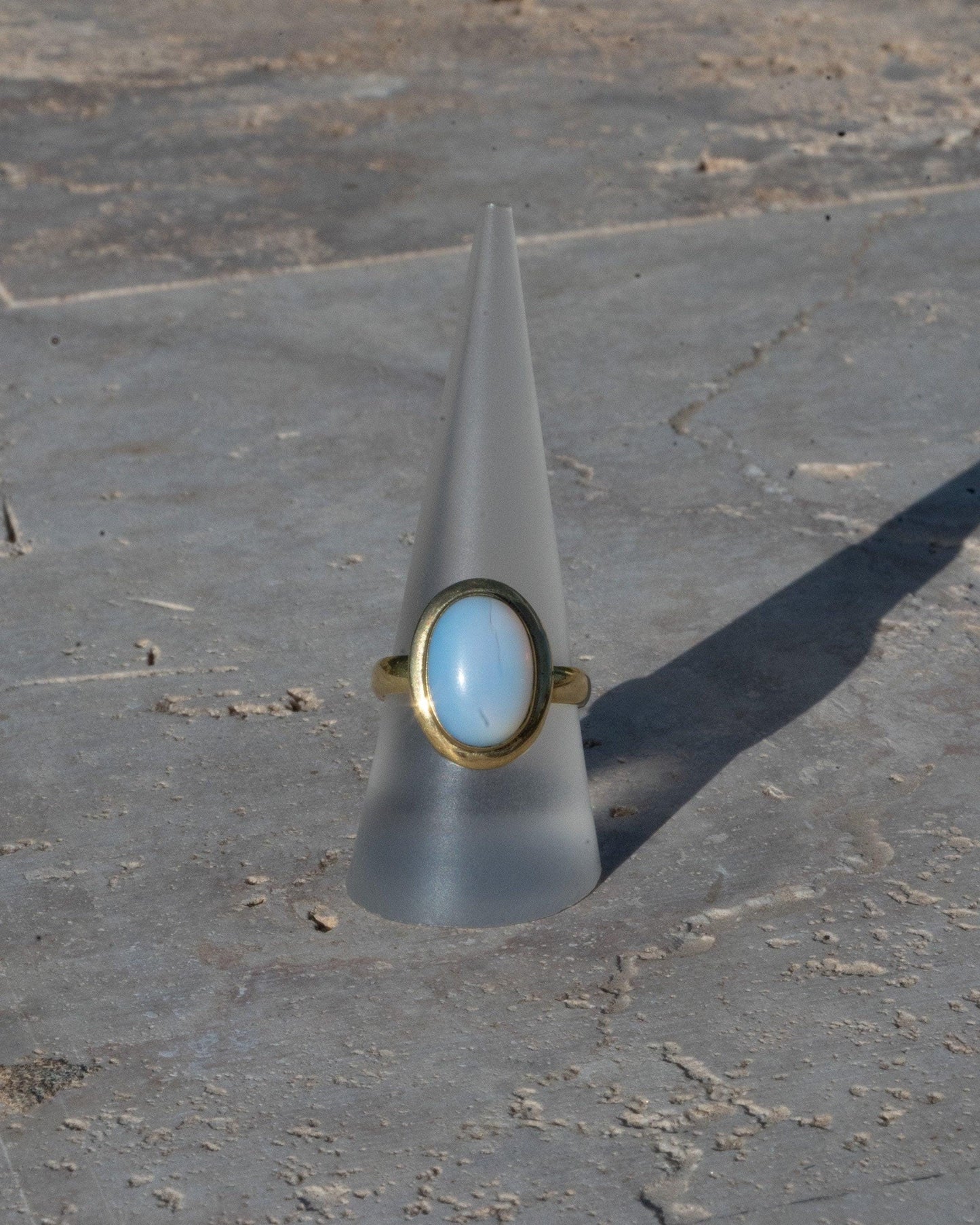 Opal Ring Gold - Ovaler Edelstein 10x8mm - Leuchtendes Blau Massives Messing Synthetischer Opal Wasserfester Boho Statement Ring Naiza RSL3