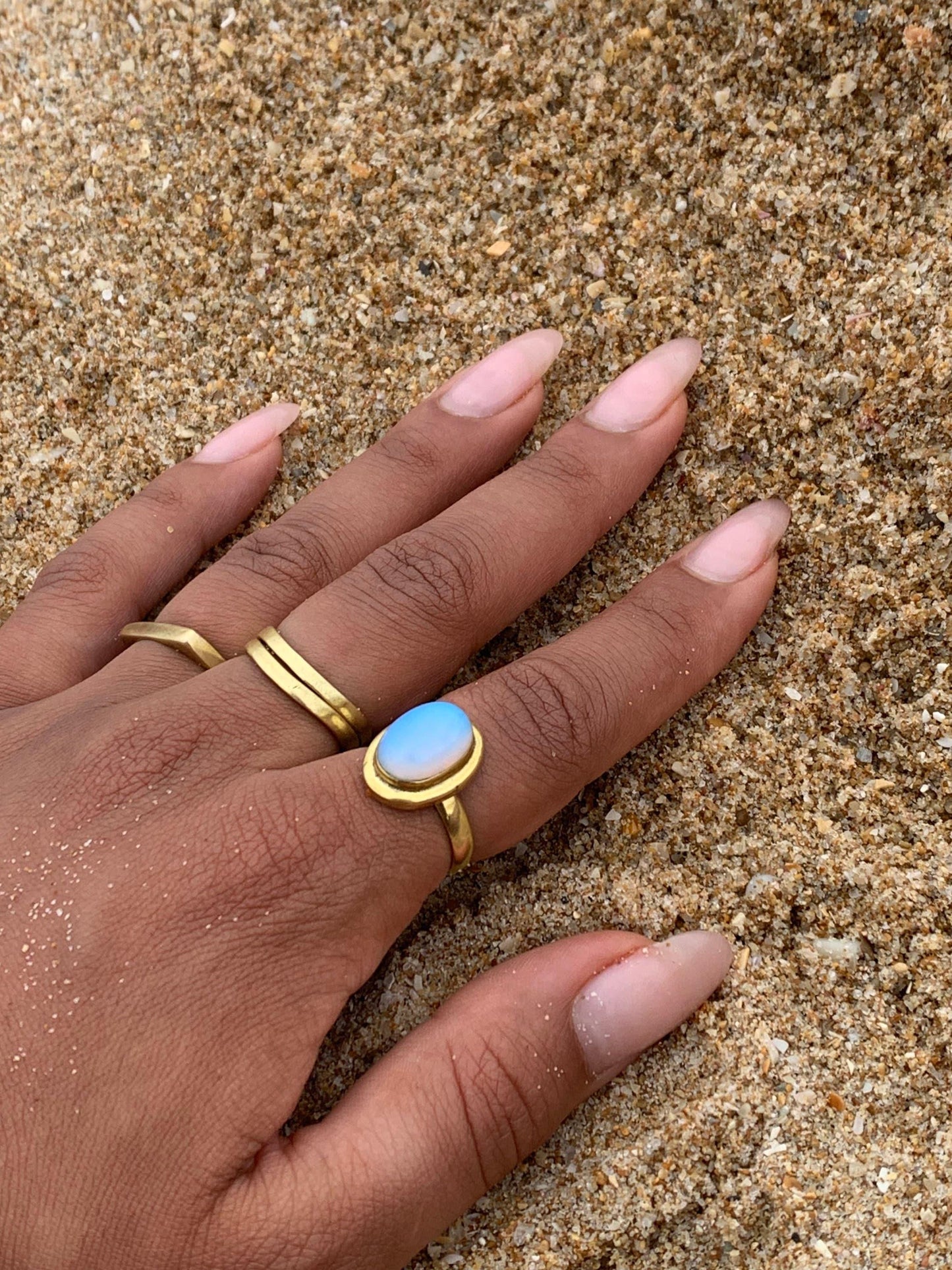 Opal Ring Gold - Ovaler Edelstein 10x8mm - Leuchtendes Blau Massives Messing Synthetischer Opal Wasserfester Boho Statement Ring Naiza RSL3