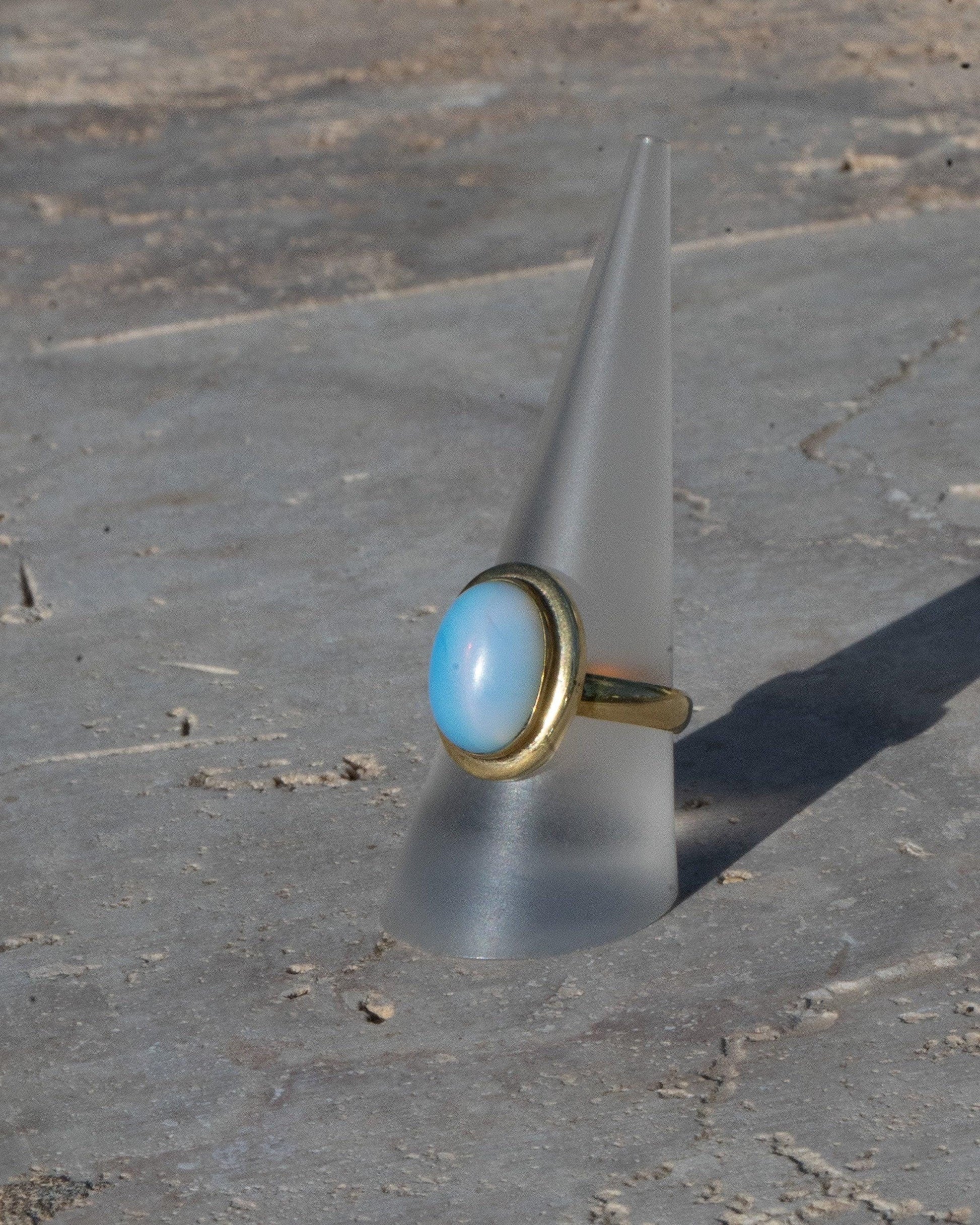 Opal Ring Gold - Ovaler Edelstein 10x8mm - Leuchtendes Blau Massives Messing Synthetischer Opal Wasserfester Boho Statement Ring Naiza RSL3