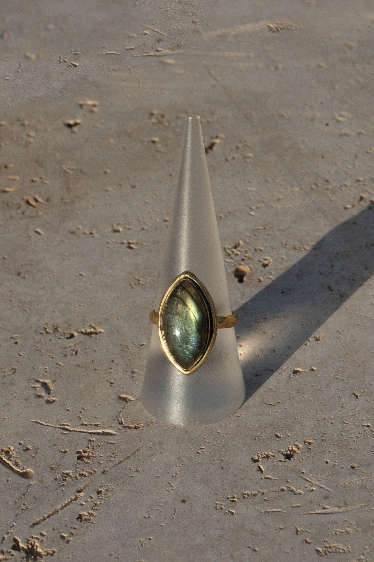 Labradorit Statement Ring Gold - Massives Messing Handgefertigt - Magischer Blaustich - Wasserfester Boho Edelsteinring - RSL1 (lab)