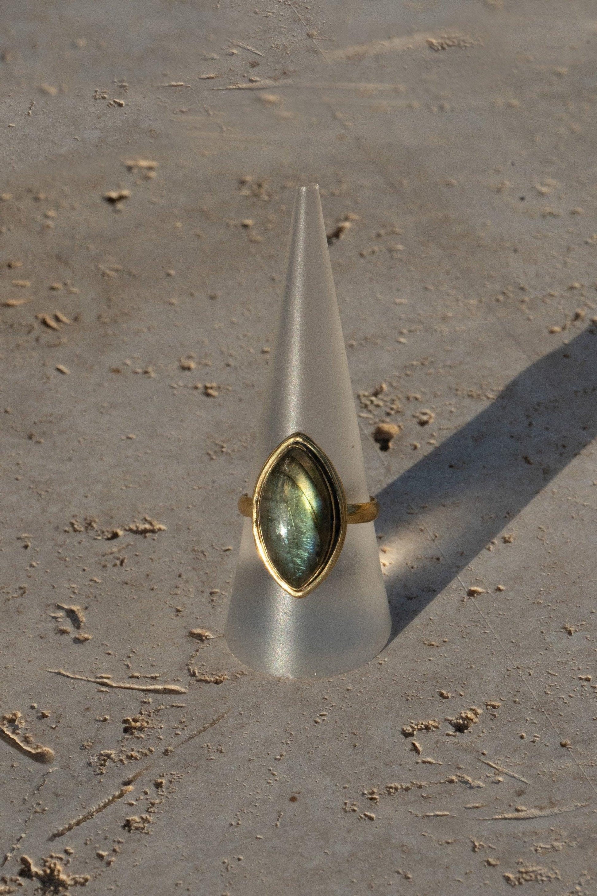 Labradorit Statement Ring Gold - Massives Messing Handgefertigt - Magischer Blaustich - Wasserfester Boho Edelsteinring - RSL1 (lab)
