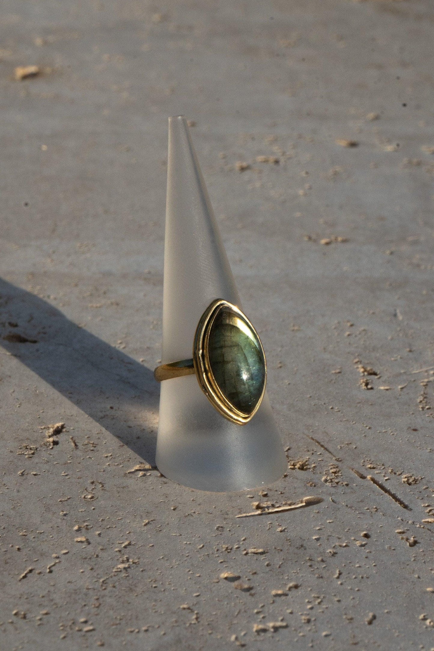 Labradorit Statement Ring Gold - Massives Messing Handgefertigt - Magischer Blaustich - Wasserfester Boho Edelsteinring - RSL1 (lab)