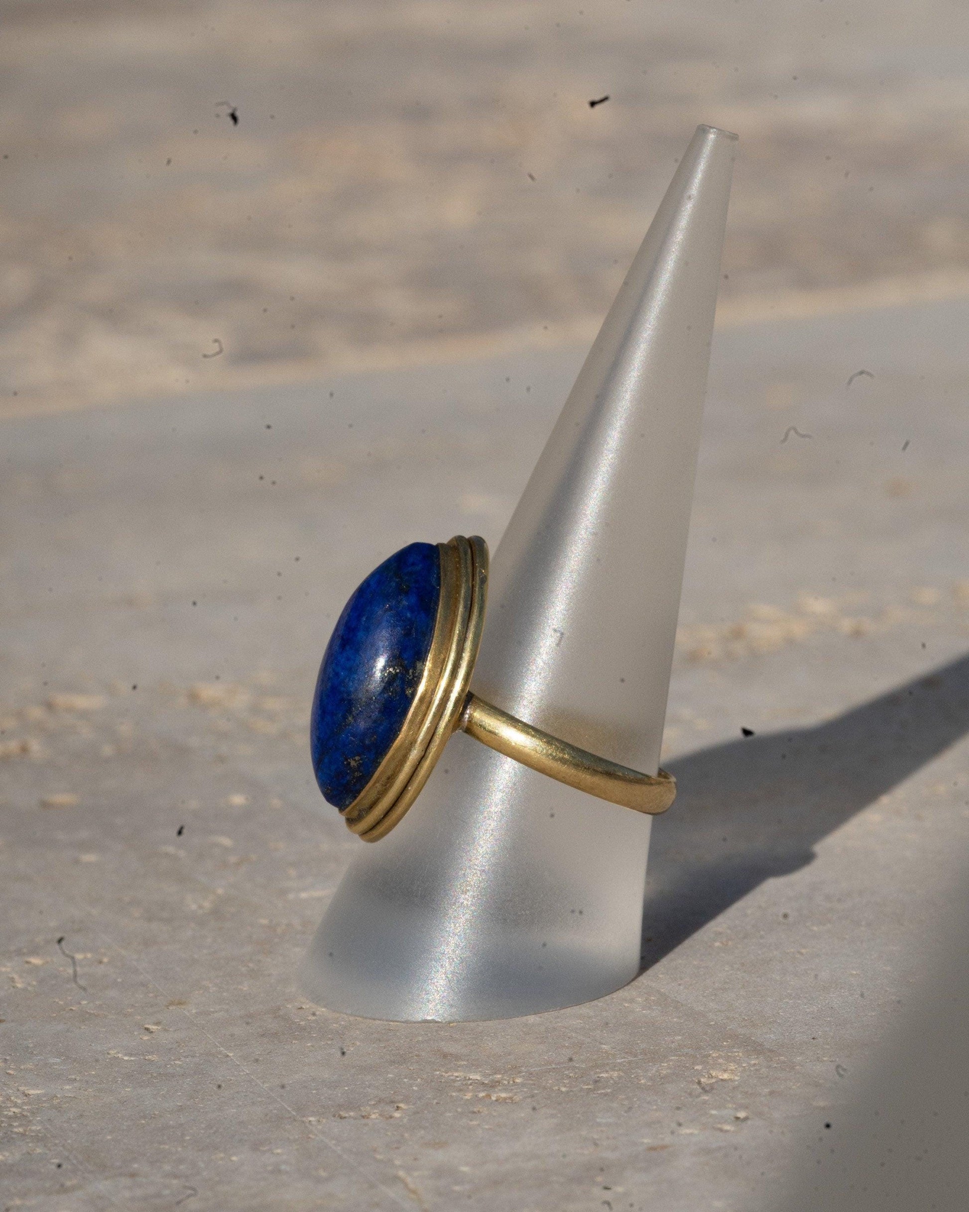 Messing Ring mit großem Lapislazuli als Schmuckstein RSL1 (lap)