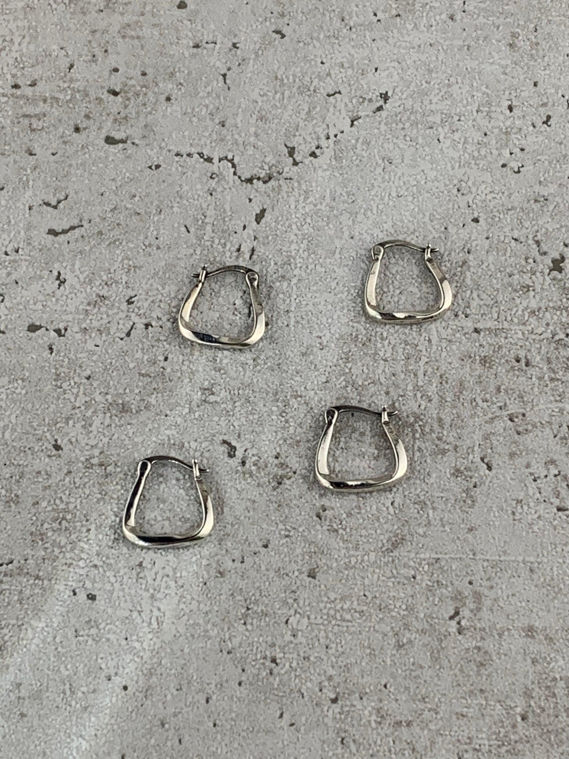 Kleine silberne huggie Ohrringe