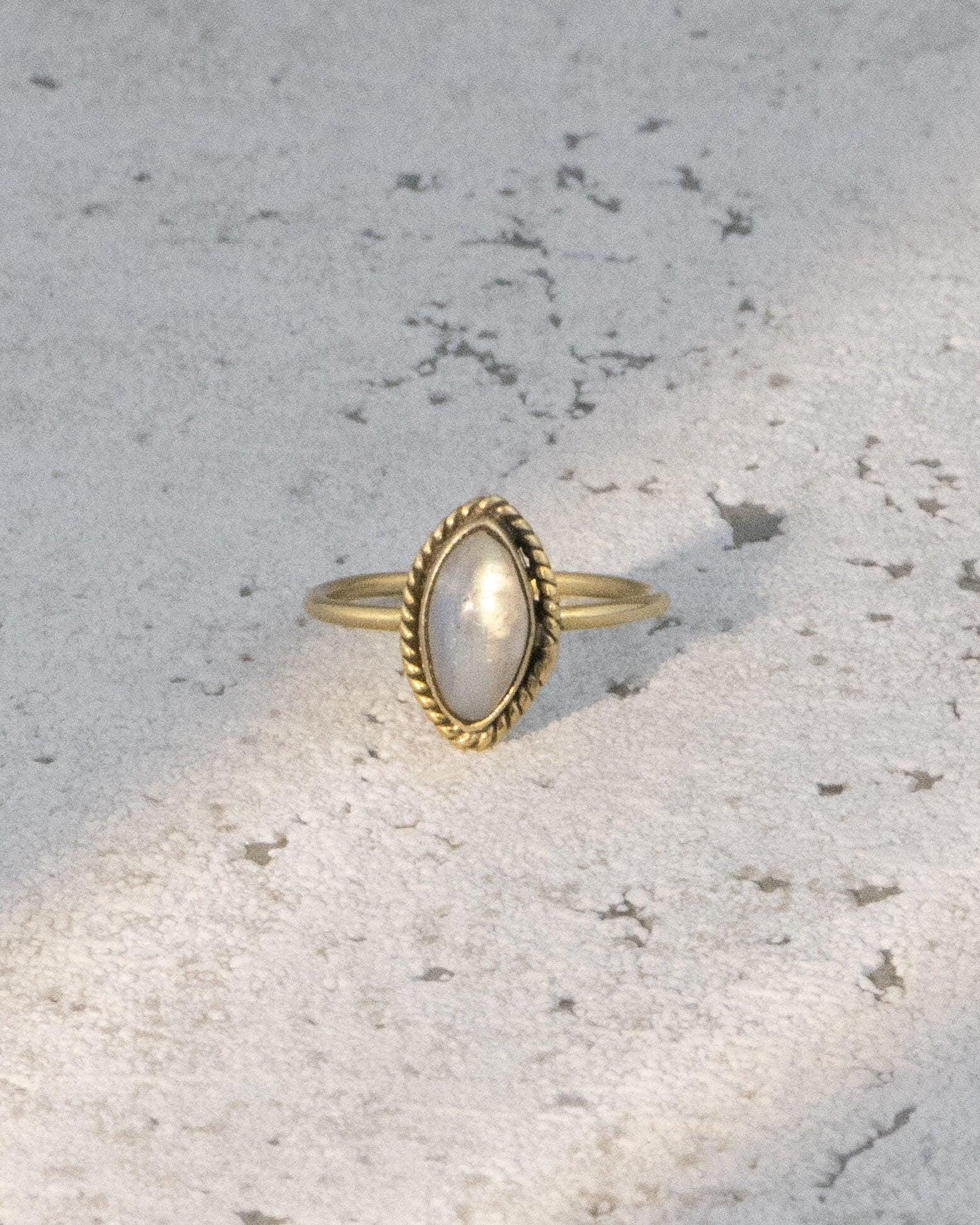 Ring mit ovalem Mondstein -RSS2