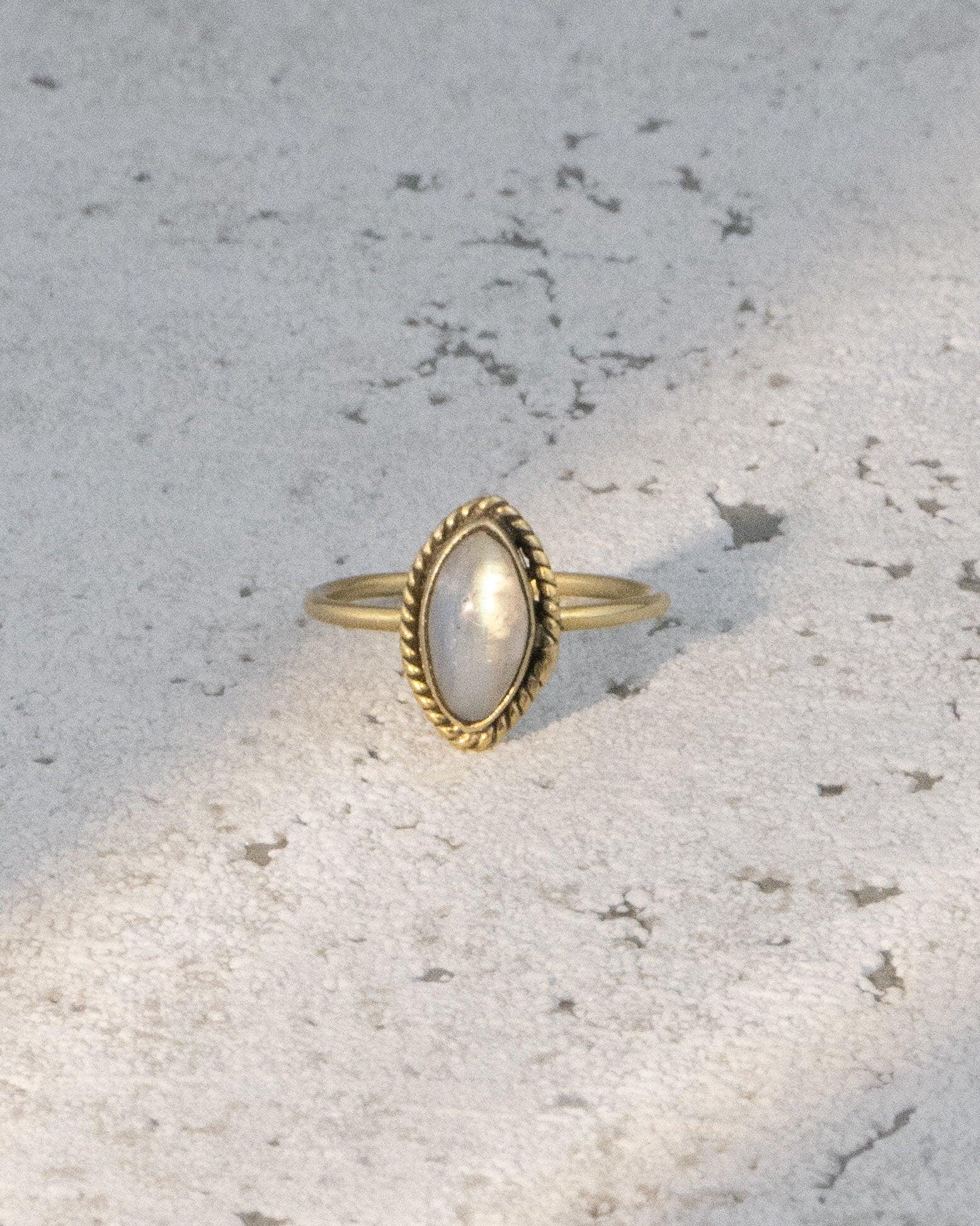 Ring mit ovalem Mondstein -RSS2