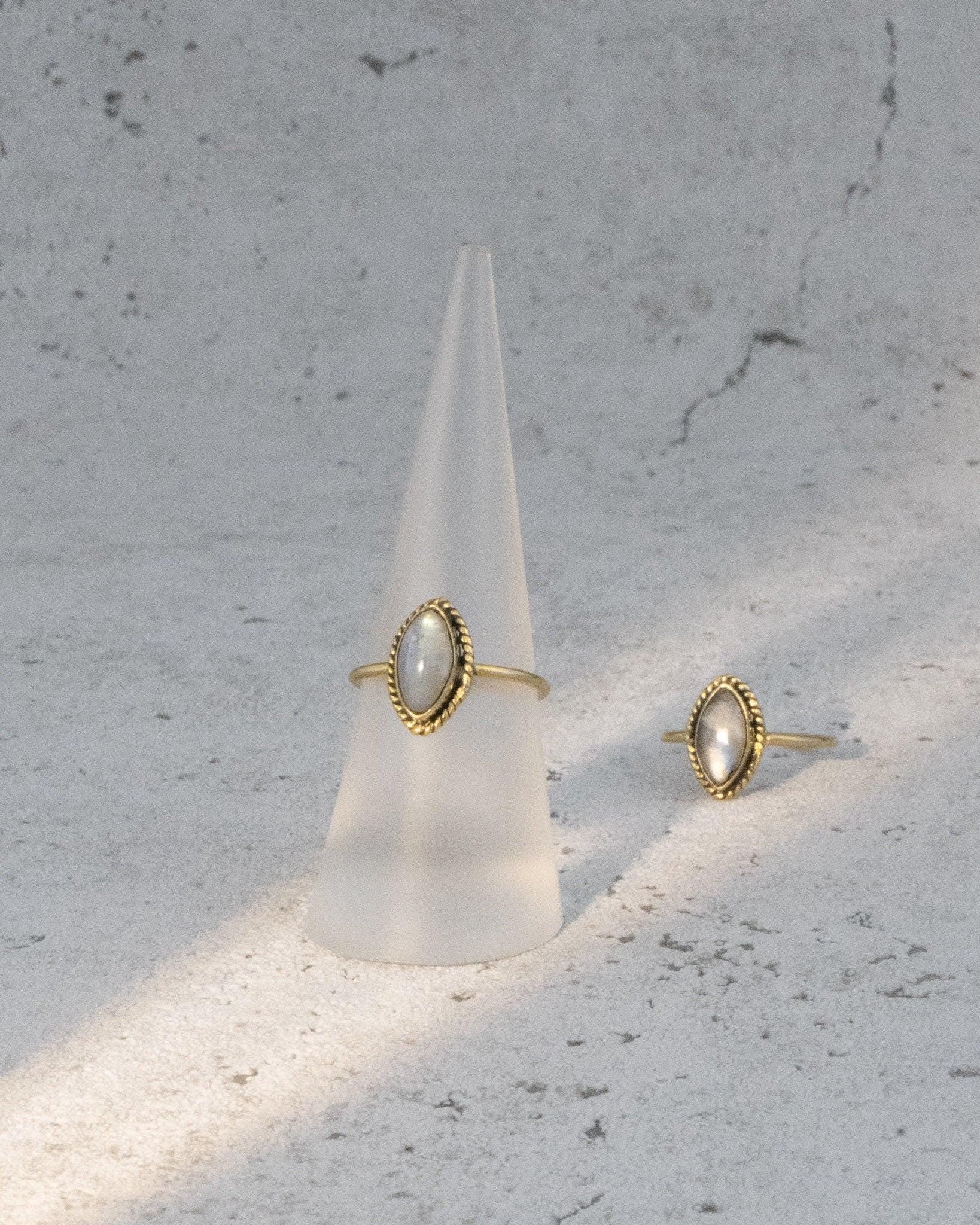 Ring mit ovalem Mondstein -RSS2