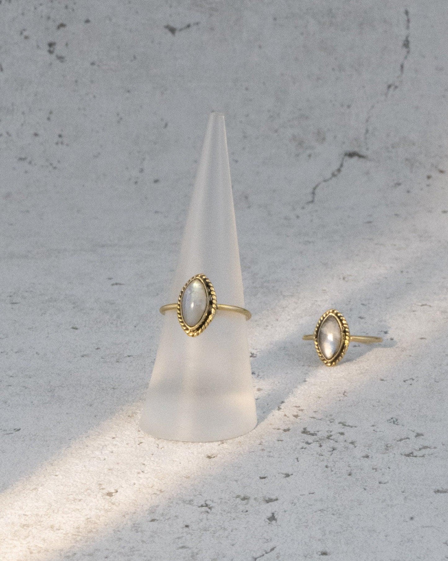 Ring mit ovalem Mondstein -RSS2
