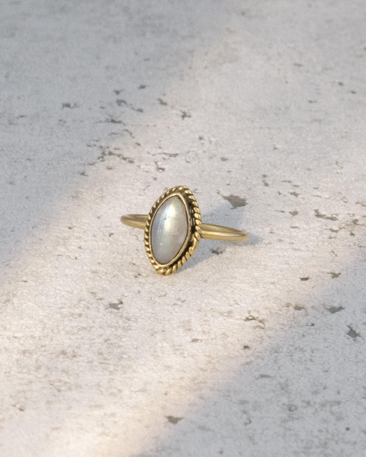 Ring mit ovalem Mondstein -RSS2